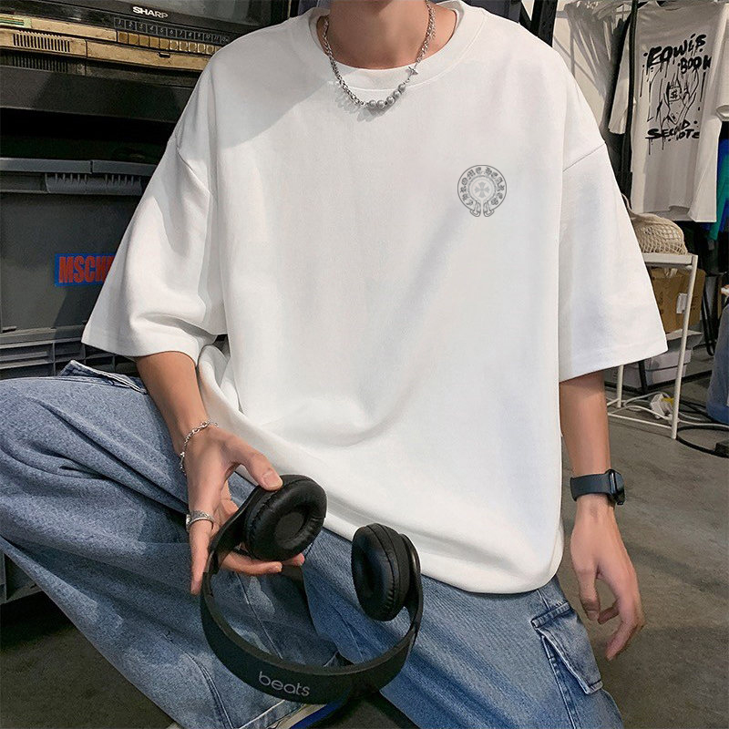 💰65      克罗心/Chrome Hearts     夏季高品质纯棉宽松版风格Iogo印花短袖T恤 百搭款
此款风格独特     设计灵感源于欧美式的设计风格 融合摇滚朋克 街头嘻哈等低调的奢华风∽
采用国标出口优质全棉面料 超高印花工艺 百洗不缩水 色牢度牢等特点 穿着舒适 透气 有坠感 ∽
宽松版型 前后幅缀以品牌的招牌星标图案logo采用渗印工艺  不开裂 不脱落 全身专机走线紧密平顺 堪称绝对的重工之作 挑战古板的传统服装 有了一个更自然 放松 更时髦 个性的新选择
颜色：白色      黑色
尺码： M -  3XL
          胸围   袖长   衣长    肩宽 
M      108     20      69       58 
L        112    21      71       60
XL     116    22      73       62 
XXL  120    23      75       64 
3XL   124    24      77      66

