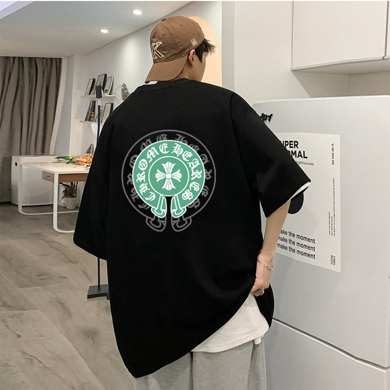 💰65      克罗心/Chrome Hearts     夏季高品质纯棉宽松版风格Iogo印花短袖T恤 百搭款
此款风格独特     设计灵感源于欧美式的设计风格 融合摇滚朋克 街头嘻哈等低调的奢华风∽
采用国标出口优质全棉面料 超高印花工艺 百洗不缩水 色牢度牢等特点 穿着舒适 透气 有坠感 ∽
宽松版型 前后幅缀以品牌的招牌星标图案logo采用渗印工艺  不开裂 不脱落 全身专机走线紧密平顺 堪称绝对的重工之作 挑战古板的传统服装 有了一个更自然 放松 更时髦 个性的新选择
颜色：白色      黑色
尺码： M -  3XL
          胸围   袖长   衣长    肩宽 
M      108     20      69       58 
L        112    21      71       60
XL     116    22      73       62 
XXL  120    23      75       64 
3XL   124    24      77      66
