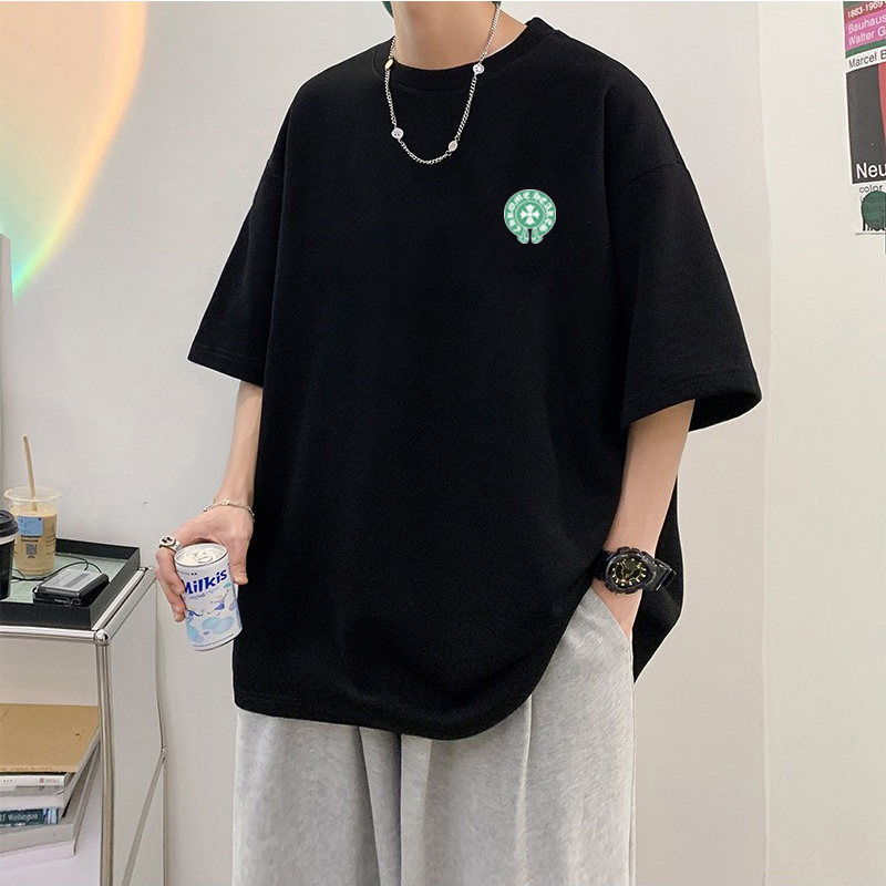 💰65      克罗心/Chrome Hearts     夏季高品质纯棉宽松版风格Iogo印花短袖T恤 百搭款
此款风格独特     设计灵感源于欧美式的设计风格 融合摇滚朋克 街头嘻哈等低调的奢华风∽
采用国标出口优质全棉面料 超高印花工艺 百洗不缩水 色牢度牢等特点 穿着舒适 透气 有坠感 ∽
宽松版型 前后幅缀以品牌的招牌星标图案logo采用渗印工艺  不开裂 不脱落 全身专机走线紧密平顺 堪称绝对的重工之作 挑战古板的传统服装 有了一个更自然 放松 更时髦 个性的新选择
颜色：白色      黑色
尺码： M -  3XL
          胸围   袖长   衣长    肩宽 
M      108     20      69       58 
L        112    21      71       60
XL     116    22      73       62 
XXL  120    23      75       64 
3XL   124    24      77      66
