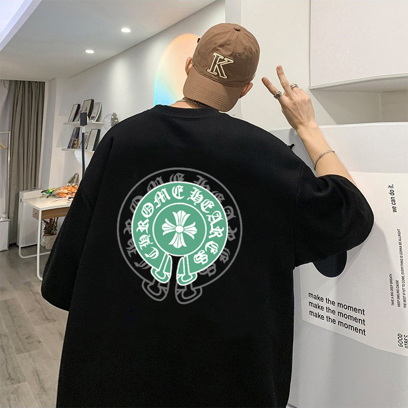 💰65      克罗心/Chrome Hearts     夏季高品质纯棉宽松版风格Iogo印花短袖T恤 百搭款
此款风格独特     设计灵感源于欧美式的设计风格 融合摇滚朋克 街头嘻哈等低调的奢华风∽
采用国标出口优质全棉面料 超高印花工艺 百洗不缩水 色牢度牢等特点 穿着舒适 透气 有坠感 ∽
宽松版型 前后幅缀以品牌的招牌星标图案logo采用渗印工艺  不开裂 不脱落 全身专机走线紧密平顺 堪称绝对的重工之作 挑战古板的传统服装 有了一个更自然 放松 更时髦 个性的新选择
颜色：白色      黑色
尺码： M -  3XL
          胸围   袖长   衣长    肩宽 
M      108     20      69       58 
L        112    21      71       60
XL     116    22      73       62 
XXL  120    23      75       64 
3XL   124    24      77      66
