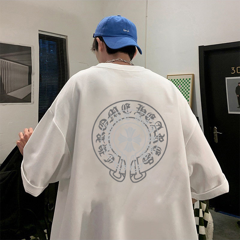 💰65      克罗心/Chrome Hearts     夏季高品质纯棉宽松版风格Iogo印花短袖T恤 百搭款
此款风格独特     设计灵感源于欧美式的设计风格 融合摇滚朋克 街头嘻哈等低调的奢华风∽
采用国标出口优质全棉面料 超高印花工艺 百洗不缩水 色牢度牢等特点 穿着舒适 透气 有坠感 ∽
宽松版型 前后幅缀以品牌的招牌星标图案logo采用渗印工艺  不开裂 不脱落 全身专机走线紧密平顺 堪称绝对的重工之作 挑战古板的传统服装 有了一个更自然 放松 更时髦 个性的新选择
颜色：白色      黑色
尺码： M -  3XL
          胸围   袖长   衣长    肩宽 
M      108     20      69       58 
L        112    21      71       60
XL     116    22      73       62 
XXL  120    23      75       64 
3XL   124    24      77      66
