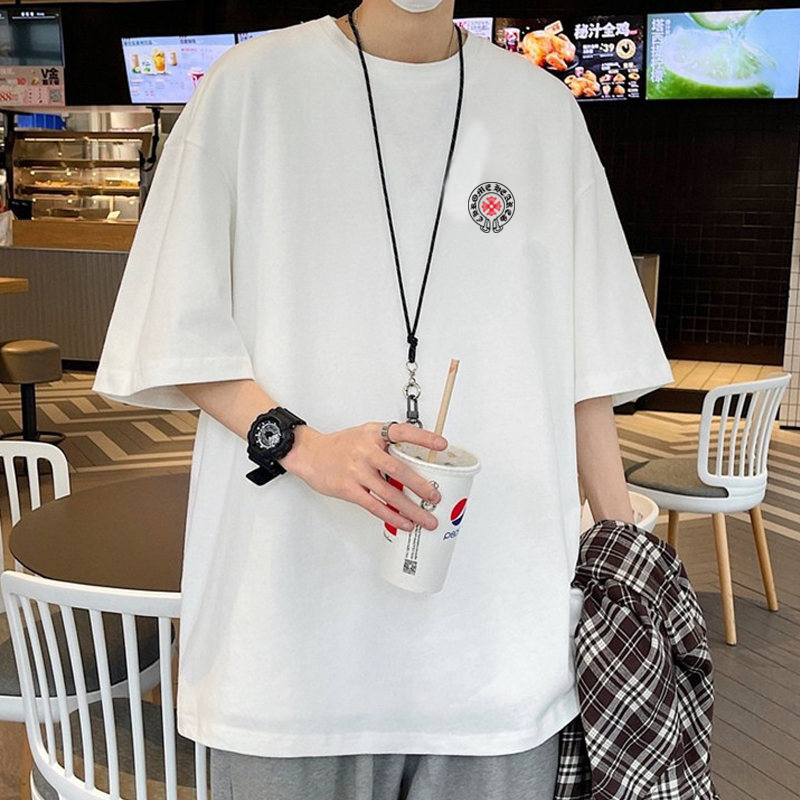 💰65      克罗心/Chrome Hearts     夏季高品质纯棉宽松版风格Iogo印花短袖T恤 百搭款
此款风格独特     设计灵感源于欧美式的设计风格 融合摇滚朋克 街头嘻哈等低调的奢华风∽
采用国标出口优质全棉面料 超高印花工艺 百洗不缩水 色牢度牢等特点 穿着舒适 透气 有坠感 ∽
宽松版型 前后幅缀以品牌的招牌星标图案logo采用渗印工艺  不开裂 不脱落 全身专机走线紧密平顺 堪称绝对的重工之作 挑战古板的传统服装 有了一个更自然 放松 更时髦 个性的新选择
颜色：白色      黑色
尺码： M -  3XL
          胸围   袖长   衣长    肩宽 
M      108     20      69       58 
L        112    21      71       60
XL     116    22      73       62 
XXL  120    23      75       64 
3XL   124    24      77      66
