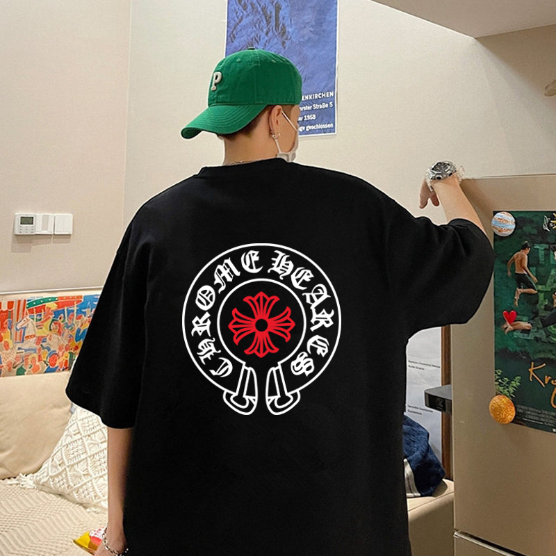 💰65      克罗心/Chrome Hearts     夏季高品质纯棉宽松版风格Iogo印花短袖T恤 百搭款
此款风格独特     设计灵感源于欧美式的设计风格 融合摇滚朋克 街头嘻哈等低调的奢华风∽
采用国标出口优质全棉面料 超高印花工艺 百洗不缩水 色牢度牢等特点 穿着舒适 透气 有坠感 ∽
宽松版型 前后幅缀以品牌的招牌星标图案logo采用渗印工艺  不开裂 不脱落 全身专机走线紧密平顺 堪称绝对的重工之作 挑战古板的传统服装 有了一个更自然 放松 更时髦 个性的新选择
颜色：白色      黑色
尺码： M -  3XL
          胸围   袖长   衣长    肩宽 
M      108     20      69       58 
L        112    21      71       60
XL     116    22      73       62 
XXL  120    23      75       64 
3XL   124    24      77      66
