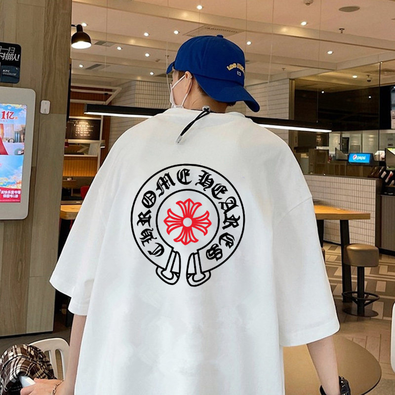 💰65      克罗心/Chrome Hearts     夏季高品质纯棉宽松版风格Iogo印花短袖T恤 百搭款
此款风格独特     设计灵感源于欧美式的设计风格 融合摇滚朋克 街头嘻哈等低调的奢华风∽
采用国标出口优质全棉面料 超高印花工艺 百洗不缩水 色牢度牢等特点 穿着舒适 透气 有坠感 ∽
宽松版型 前后幅缀以品牌的招牌星标图案logo采用渗印工艺  不开裂 不脱落 全身专机走线紧密平顺 堪称绝对的重工之作 挑战古板的传统服装 有了一个更自然 放松 更时髦 个性的新选择
颜色：白色      黑色
尺码： M -  3XL
          胸围   袖长   衣长    肩宽 
M      108     20      69       58 
L        112    21      71       60
XL     116    22      73       62 
XXL  120    23      75       64 
3XL   124    24      77      66
