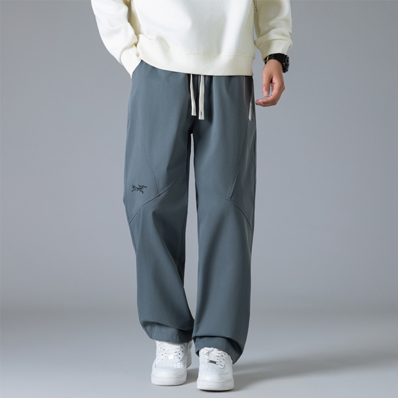 供货价:80💰『常熟热销篇章』顶级贸易货,工厂1:1定制,原包装+原吊牌
ARC'TERYX/始祖鸟伞兵裤【男女同款】 海外专柜机能休闲裤
防水冲锋裤，小红书主播推荐卫裤，上身质感满满，版型立体，完美修饰腿型，可随意日常搭配，不费劲就能穿出你的专属特色，整体好穿大方，休闲又减龄，不要错过！
颜色：黑色  灰蓝色   杏色  
尺码：M-3XL 
     裤长    腰围    脚口  
M   98       74      42  
L   100      77     43  
XL  102    80      44  
XXL104    83     45  
3XL 124   86      46  





