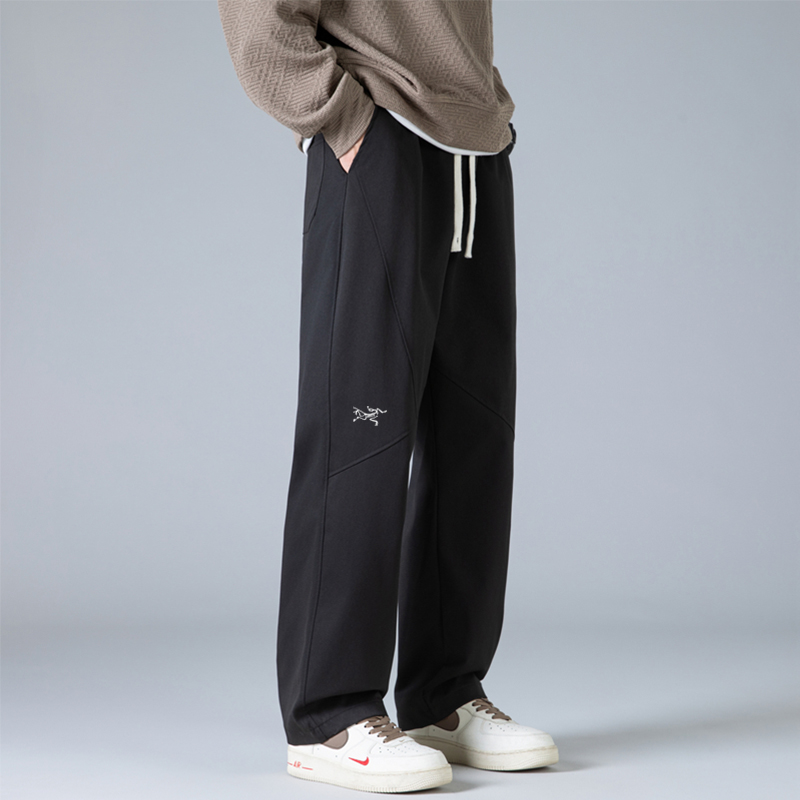 供货价:80💰『常熟热销篇章』顶级贸易货,工厂1:1定制,原包装+原吊牌
ARC'TERYX/始祖鸟伞兵裤【男女同款】 海外专柜机能休闲裤
防水冲锋裤，小红书主播推荐卫裤，上身质感满满，版型立体，完美修饰腿型，可随意日常搭配，不费劲就能穿出你的专属特色，整体好穿大方，休闲又减龄，不要错过！
颜色：黑色  灰蓝色   杏色  
尺码：M-3XL 
     裤长    腰围    脚口  
M   98       74      42  
L   100      77     43  
XL  102    80      44  
XXL104    83     45  
3XL 124   86      46  





