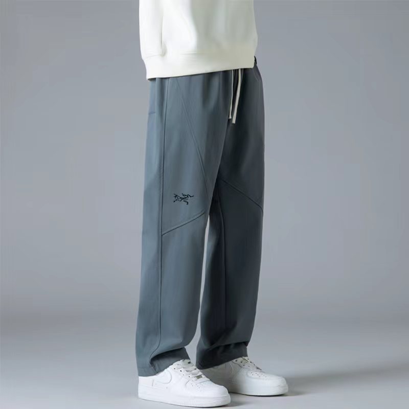 供货价:80💰『常熟热销篇章』顶级贸易货,工厂1:1定制,原包装+原吊牌
ARC'TERYX/始祖鸟伞兵裤【男女同款】 海外专柜机能休闲裤
防水冲锋裤，小红书主播推荐卫裤，上身质感满满，版型立体，完美修饰腿型，可随意日常搭配，不费劲就能穿出你的专属特色，整体好穿大方，休闲又减龄，不要错过！
颜色：黑色  灰蓝色   杏色  
尺码：M-3XL 
     裤长    腰围    脚口  
M   98       74      42  
L   100      77     43  
XL  102    80      44  
XXL104    83     45  
3XL 124   86      46  





