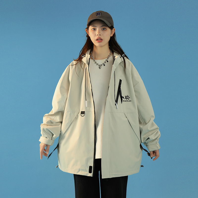 供货价:125💰『云仓特别款』出口贸易版本,天花板版本,原包装+原吊牌  
KAILAS/凯乐石连帽冲锋衣外套•

凯乐石25年秋季新款夹克外套，专柜同步新品！
高品质的货！
喜欢的千万别错过。
柜子同步款！
贸易公司出口订单货，凯乐石冲锋衣防水夹克外套

这批货贸易公司那边说是走日本的订单！数量不多几百件！

首先这款衣服款式属于高定版的冲锋衣夹克款！
上身非常的潮！
面料采用的是GORE-TEX面料！
GORE-TEX面料，长穿户外品牌衣服的应该多少都有了解！
面料防风防水，当然了防风防水的面料很多！
但是GORE-TEX面料的防风防水是可以说是数一数二的！
这个面料也是进口客供的面料！

细节满满的赞。强烈推荐潮男必备单款！
店主亲自推荐，必须自留款！
尺码：M-3XL
颜色：黑色       墨绿  米白色
            肩宽    胸围     衣长
M         58      120        68
L         59.5    124        70
XL        61      128        72
2XL    62.5    132       74
3XL      64      136      76







