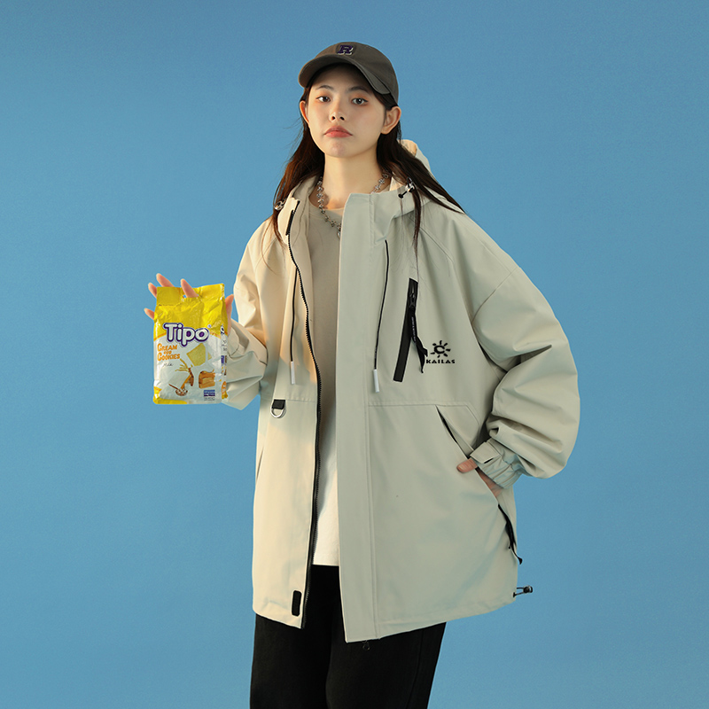 供货价:125💰『云仓特别款』出口贸易版本,天花板版本,原包装+原吊牌  
KAILAS/凯乐石连帽冲锋衣外套•

凯乐石25年秋季新款夹克外套，专柜同步新品！
高品质的货！
喜欢的千万别错过。
柜子同步款！
贸易公司出口订单货，凯乐石冲锋衣防水夹克外套

这批货贸易公司那边说是走日本的订单！数量不多几百件！

首先这款衣服款式属于高定版的冲锋衣夹克款！
上身非常的潮！
面料采用的是GORE-TEX面料！
GORE-TEX面料，长穿户外品牌衣服的应该多少都有了解！
面料防风防水，当然了防风防水的面料很多！
但是GORE-TEX面料的防风防水是可以说是数一数二的！
这个面料也是进口客供的面料！

细节满满的赞。强烈推荐潮男必备单款！
店主亲自推荐，必须自留款！
尺码：M-3XL
颜色：黑色       墨绿  米白色
            肩宽    胸围     衣长
M         58      120        68
L         59.5    124        70
XL        61      128        72
2XL    62.5    132       74
3XL      64      136      76







