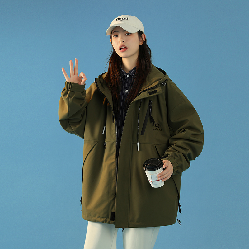 供货价:125💰『云仓特别款』出口贸易版本,天花板版本,原包装+原吊牌  
KAILAS/凯乐石连帽冲锋衣外套•

凯乐石25年秋季新款夹克外套，专柜同步新品！
高品质的货！
喜欢的千万别错过。
柜子同步款！
贸易公司出口订单货，凯乐石冲锋衣防水夹克外套

这批货贸易公司那边说是走日本的订单！数量不多几百件！

首先这款衣服款式属于高定版的冲锋衣夹克款！
上身非常的潮！
面料采用的是GORE-TEX面料！
GORE-TEX面料，长穿户外品牌衣服的应该多少都有了解！
面料防风防水，当然了防风防水的面料很多！
但是GORE-TEX面料的防风防水是可以说是数一数二的！
这个面料也是进口客供的面料！

细节满满的赞。强烈推荐潮男必备单款！
店主亲自推荐，必须自留款！
尺码：M-3XL
颜色：黑色       墨绿  米白色
            肩宽    胸围     衣长
M         58      120        68
L         59.5    124        70
XL        61      128        72
2XL    62.5    132       74
3XL      64      136      76







