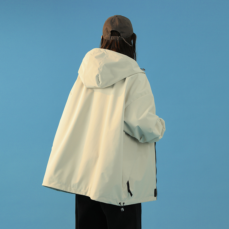 供货价:125💰『云仓特别款』出口贸易版本,天花板版本,原包装+原吊牌  
KAILAS/凯乐石连帽冲锋衣外套•

凯乐石25年秋季新款夹克外套，专柜同步新品！
高品质的货！
喜欢的千万别错过。
柜子同步款！
贸易公司出口订单货，凯乐石冲锋衣防水夹克外套

这批货贸易公司那边说是走日本的订单！数量不多几百件！

首先这款衣服款式属于高定版的冲锋衣夹克款！
上身非常的潮！
面料采用的是GORE-TEX面料！
GORE-TEX面料，长穿户外品牌衣服的应该多少都有了解！
面料防风防水，当然了防风防水的面料很多！
但是GORE-TEX面料的防风防水是可以说是数一数二的！
这个面料也是进口客供的面料！

细节满满的赞。强烈推荐潮男必备单款！
店主亲自推荐，必须自留款！
尺码：M-3XL
颜色：黑色       墨绿  米白色
            肩宽    胸围     衣长
M         58      120        68
L         59.5    124        70
XL        61      128        72
2XL    62.5    132       74
3XL      64      136      76







