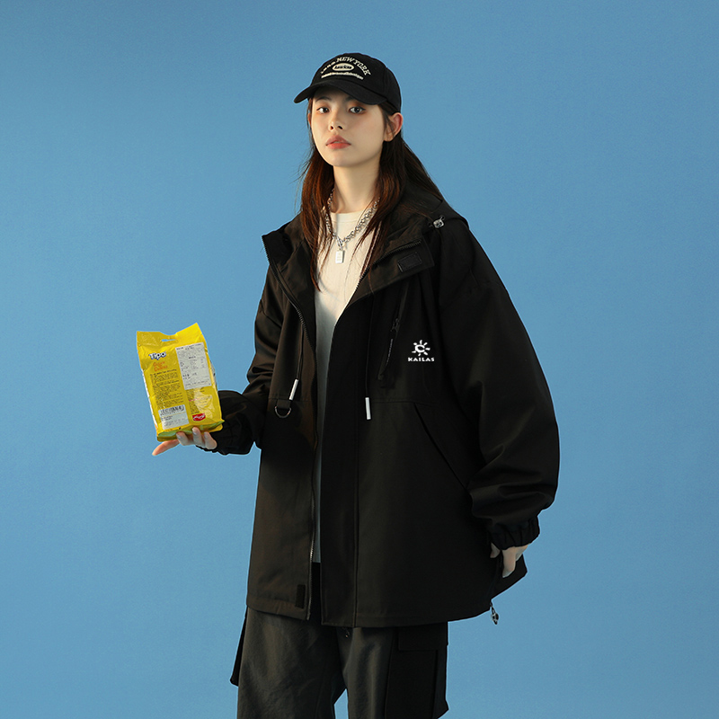 供货价:125💰『云仓特别款』出口贸易版本,天花板版本,原包装+原吊牌  
KAILAS/凯乐石连帽冲锋衣外套•

凯乐石25年秋季新款夹克外套，专柜同步新品！
高品质的货！
喜欢的千万别错过。
柜子同步款！
贸易公司出口订单货，凯乐石冲锋衣防水夹克外套

这批货贸易公司那边说是走日本的订单！数量不多几百件！

首先这款衣服款式属于高定版的冲锋衣夹克款！
上身非常的潮！
面料采用的是GORE-TEX面料！
GORE-TEX面料，长穿户外品牌衣服的应该多少都有了解！
面料防风防水，当然了防风防水的面料很多！
但是GORE-TEX面料的防风防水是可以说是数一数二的！
这个面料也是进口客供的面料！

细节满满的赞。强烈推荐潮男必备单款！
店主亲自推荐，必须自留款！
尺码：M-3XL
颜色：黑色       墨绿  米白色
            肩宽    胸围     衣长
M         58      120        68
L         59.5    124        70
XL        61      128        72
2XL    62.5    132       74
3XL      64      136      76







