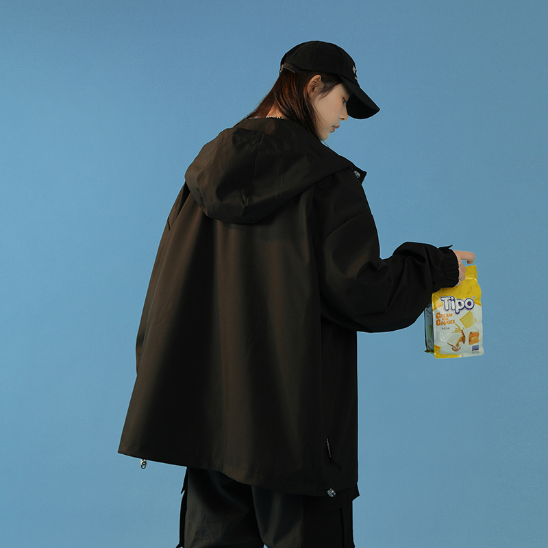 供货价:125💰『云仓特别款』出口贸易版本,天花板版本,原包装+原吊牌  
KAILAS/凯乐石连帽冲锋衣外套•

凯乐石25年秋季新款夹克外套，专柜同步新品！
高品质的货！
喜欢的千万别错过。
柜子同步款！
贸易公司出口订单货，凯乐石冲锋衣防水夹克外套

这批货贸易公司那边说是走日本的订单！数量不多几百件！

首先这款衣服款式属于高定版的冲锋衣夹克款！
上身非常的潮！
面料采用的是GORE-TEX面料！
GORE-TEX面料，长穿户外品牌衣服的应该多少都有了解！
面料防风防水，当然了防风防水的面料很多！
但是GORE-TEX面料的防风防水是可以说是数一数二的！
这个面料也是进口客供的面料！

细节满满的赞。强烈推荐潮男必备单款！
店主亲自推荐，必须自留款！
尺码：M-3XL
颜色：黑色       墨绿  米白色
            肩宽    胸围     衣长
M         58      120        68
L         59.5    124        70
XL        61      128        72
2XL    62.5    132       74
3XL      64      136      76







