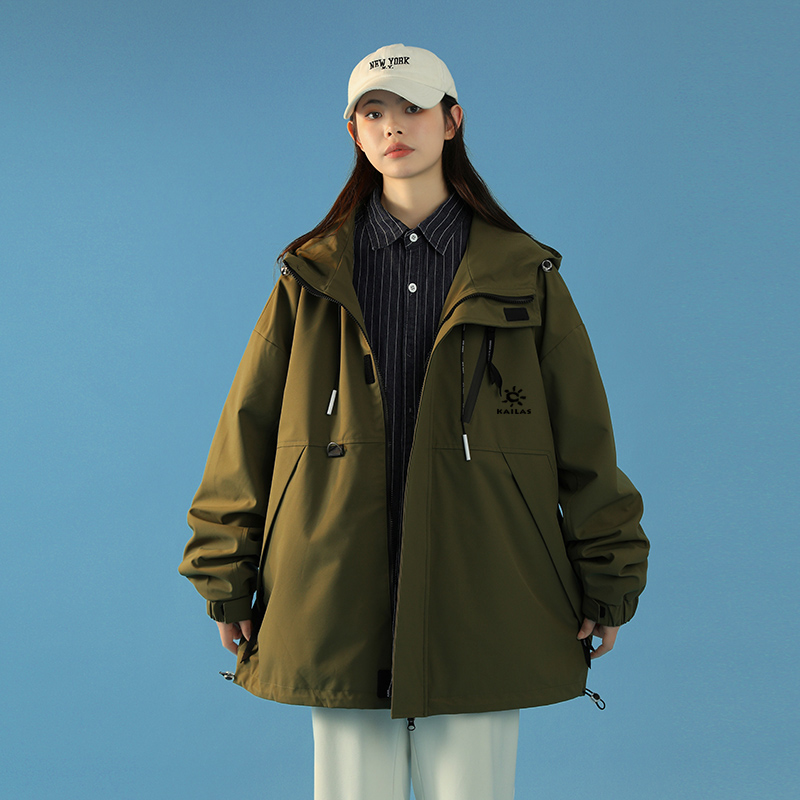 供货价:125💰『云仓特别款』出口贸易版本,天花板版本,原包装+原吊牌  
KAILAS/凯乐石连帽冲锋衣外套•

凯乐石25年秋季新款夹克外套，专柜同步新品！
高品质的货！
喜欢的千万别错过。
柜子同步款！
贸易公司出口订单货，凯乐石冲锋衣防水夹克外套

这批货贸易公司那边说是走日本的订单！数量不多几百件！

首先这款衣服款式属于高定版的冲锋衣夹克款！
上身非常的潮！
面料采用的是GORE-TEX面料！
GORE-TEX面料，长穿户外品牌衣服的应该多少都有了解！
面料防风防水，当然了防风防水的面料很多！
但是GORE-TEX面料的防风防水是可以说是数一数二的！
这个面料也是进口客供的面料！

细节满满的赞。强烈推荐潮男必备单款！
店主亲自推荐，必须自留款！
尺码：M-3XL
颜色：黑色       墨绿  米白色
            肩宽    胸围     衣长
M         58      120        68
L         59.5    124        70
XL        61      128        72
2XL    62.5    132       74
3XL      64      136      76







