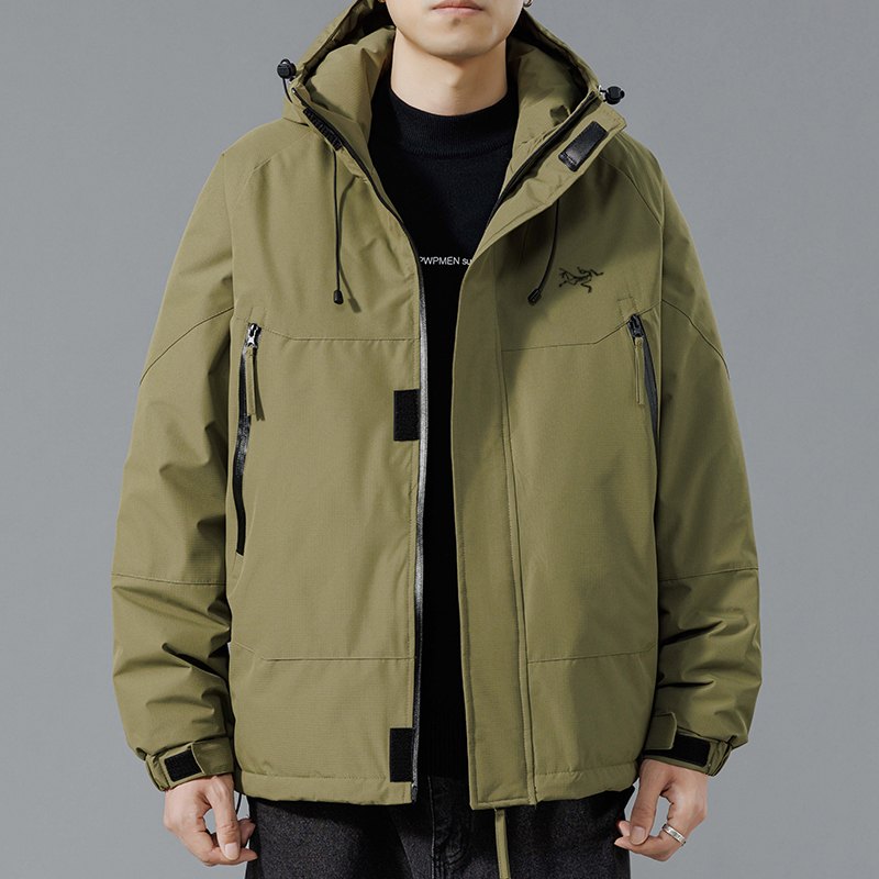 供💰150
 ARC'TERYX/ 始祖鸟限定羽绒棉服登山服，工装连帽棉衣，男女同款，独家爆款，冬季衣橱必备的一款人气棉衣， 上身超级好看！ 纯天然手塞羽绒棉填充，每个部分充棉饱满 给人温暖的的视觉感观！前面经典鸟印花logo，小红书抖音网红立荐款羽绒服！ 细节完美，保暖效果极佳 冬天一件足以！情侣闺蜜搭配更佳！
 颜色：黑色  军绿色  米白色  
尺码：S-4XL  
         胸围   衣长    袖长 
S        60     67       75
M       62    69       77
L        64     71      79
XL      66    73      81
XXL    68    75      83
3XL    70    77      85
4XL    72    79      87