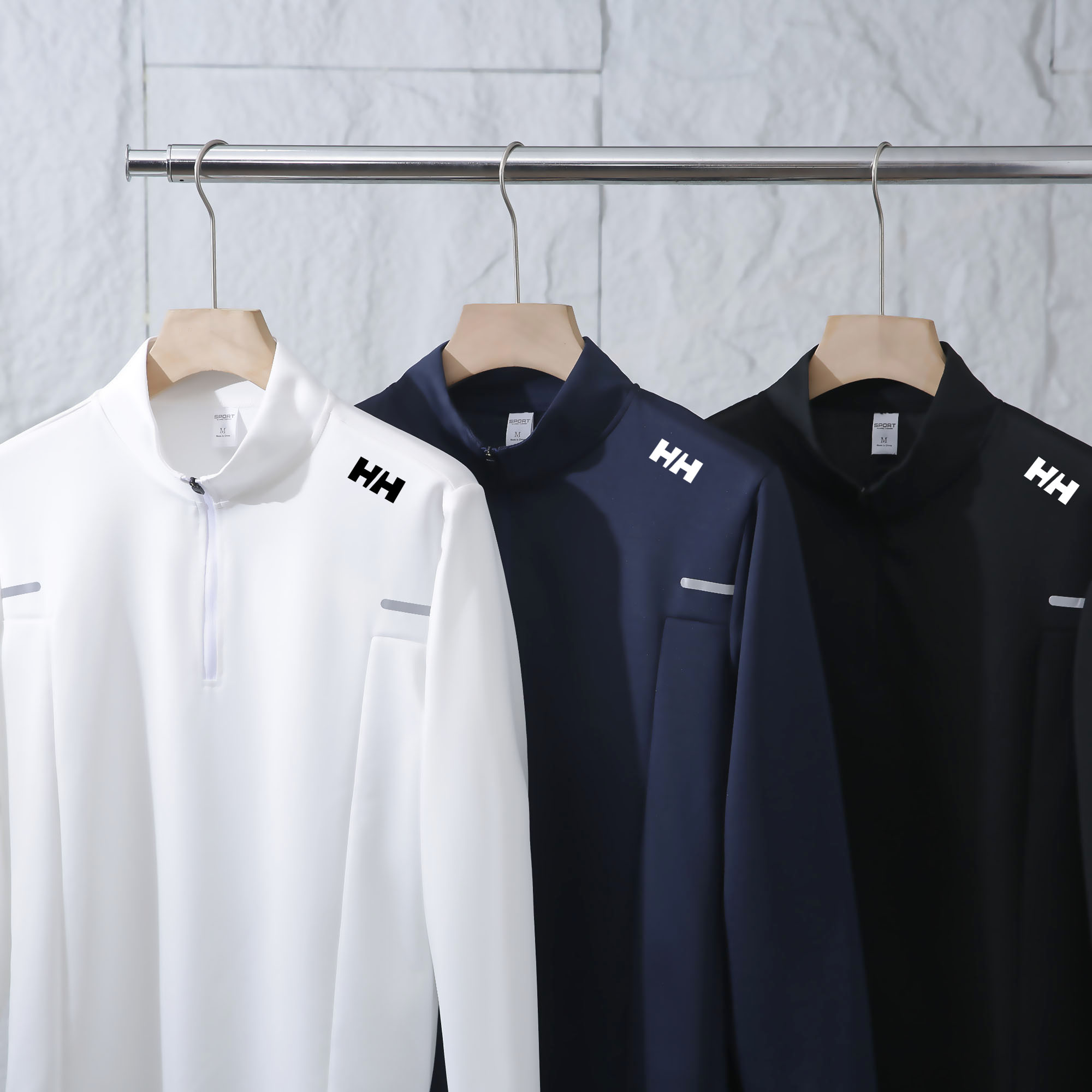 🛒购物价： 💰175   HELLYHANSEN/HH海丽汉森训练服运动健身骑行服男士内搭长袖秋季新款打底衫速干T恤卫衣，   秋冬搭配首选上衣，可以轻松穿三季！咱们的老渠道了，面料都是Y订单线的，特别舒服的长袖T恤，日常，运动，单穿、内搭都OK，完全不挑人。一共是3个颜色，肩膀是胶条印花，辨识度非常高。大身立体剪裁，上身舒适度很高，搭配性很强，日常运动、休闲、通勤、上班上学都OK，很实穿的长袖T恤，不挑年龄的哈，可以轻松穿三季。

整个布面细腻稳固，都是加密的针织布面，纹理清晰，布面光洁不容易起球，舒适亲肤，触感柔软，贴肤穿完
全无压力哈，质感非常好
尺码:M－4XL
颜色 ：黑色   白色  浅灰色  军绿色
      衣长     胸围     袖长    建议体重KG
M    64       94        60       90－110
L      66      98        61        55－125
XL    68      102      62       125－140
XXL  70     106      63       140－155
3XL  72     110       64        155－170
4XL   74     114      65        170－185
