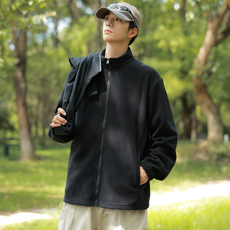 🛒购物价： p💰245     
ARC'TERYX/始祖鸟新款三合一摇粒绒冲锋衣外套，可脱卸加厚外套！！始祖鸟是做户外冲锋衣最专业的品牌，这款是三合一，可以搭配情侣穿了全都是今年的最新配色，实用性特别好，也是咱家的金字招牌之一上身特别好看，无论是颜值还是品质，我可以说，都是无敌最牛货！超级大气上档次！细节实拍，这种三合一冲锋衣很实用，一衣三穿，很暖和，防风保暖[呲牙]户外单层外套+摇粒绒里层，两件合二为一，可以穿成三种效果，这就是三合一的魅力！〰️1真心喜欢，真的超完美细节实拍品质的好坏看细节，真的无敌惊喜，不管是面料还是做工，绝对无敌！我都是自留好几件！送人都妥妥滴有面子没有这个好的形容了，面料绝对舒适！！！低调奢华有内涵，给一个大大的赞。外面是防水防风的冲锋衣，内里是柔软保暖的摇粒绒，可套在一起穿，也可分开穿。从秋天穿到冬天再从冬天穿到夏天，一年三季都可以穿。细节不必多介绍，实力冲锋衣工厂。必入必入必入！！
颜色：黑色，铁锈灰  绿色  棕色
尺码：M-4XL
          衣长     肩宽    胸围     建议体重
M       68         47       118   100－115
Ｌ       70       48.5      122   115－130
XL       72       50        126    130－145
2XL     74      51.5      130   145－160
3XL     76       53        134  160－180
4XL     78      54.5     138    180－195







