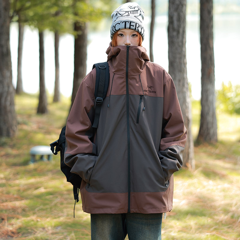 🛒购物价： p💰245     
ARC'TERYX/始祖鸟新款三合一摇粒绒冲锋衣外套，可脱卸加厚外套！！始祖鸟是做户外冲锋衣最专业的品牌，这款是三合一，可以搭配情侣穿了全都是今年的最新配色，实用性特别好，也是咱家的金字招牌之一上身特别好看，无论是颜值还是品质，我可以说，都是无敌最牛货！超级大气上档次！细节实拍，这种三合一冲锋衣很实用，一衣三穿，很暖和，防风保暖[呲牙]户外单层外套+摇粒绒里层，两件合二为一，可以穿成三种效果，这就是三合一的魅力！〰️1真心喜欢，真的超完美细节实拍品质的好坏看细节，真的无敌惊喜，不管是面料还是做工，绝对无敌！我都是自留好几件！送人都妥妥滴有面子没有这个好的形容了，面料绝对舒适！！！低调奢华有内涵，给一个大大的赞。外面是防水防风的冲锋衣，内里是柔软保暖的摇粒绒，可套在一起穿，也可分开穿。从秋天穿到冬天再从冬天穿到夏天，一年三季都可以穿。细节不必多介绍，实力冲锋衣工厂。必入必入必入！！
颜色：黑色，铁锈灰  绿色  棕色
尺码：M-4XL
          衣长     肩宽    胸围     建议体重
M       68         47       118   100－115
Ｌ       70       48.5      122   115－130
XL       72       50        126    130－145
2XL     74      51.5      130   145－160
3XL     76       53        134  160－180
4XL     78      54.5     138    180－195







