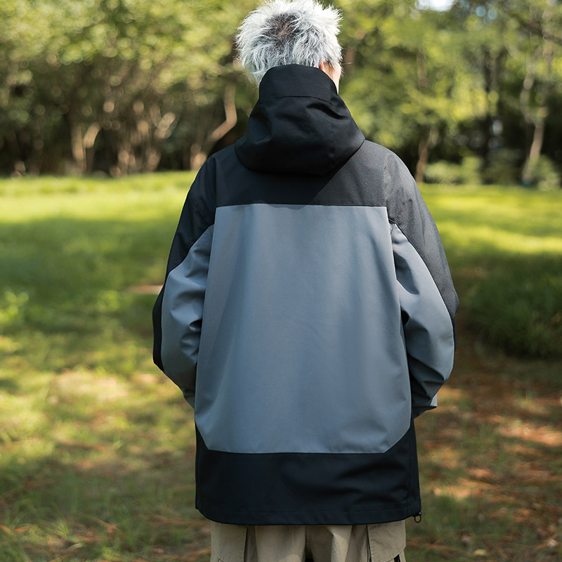 🛒购物价： p💰245     
ARC'TERYX/始祖鸟新款三合一摇粒绒冲锋衣外套，可脱卸加厚外套！！始祖鸟是做户外冲锋衣最专业的品牌，这款是三合一，可以搭配情侣穿了全都是今年的最新配色，实用性特别好，也是咱家的金字招牌之一上身特别好看，无论是颜值还是品质，我可以说，都是无敌最牛货！超级大气上档次！细节实拍，这种三合一冲锋衣很实用，一衣三穿，很暖和，防风保暖[呲牙]户外单层外套+摇粒绒里层，两件合二为一，可以穿成三种效果，这就是三合一的魅力！〰️1真心喜欢，真的超完美细节实拍品质的好坏看细节，真的无敌惊喜，不管是面料还是做工，绝对无敌！我都是自留好几件！送人都妥妥滴有面子没有这个好的形容了，面料绝对舒适！！！低调奢华有内涵，给一个大大的赞。外面是防水防风的冲锋衣，内里是柔软保暖的摇粒绒，可套在一起穿，也可分开穿。从秋天穿到冬天再从冬天穿到夏天，一年三季都可以穿。细节不必多介绍，实力冲锋衣工厂。必入必入必入！！
颜色：黑色，铁锈灰  绿色  棕色
尺码：M-4XL
          衣长     肩宽    胸围     建议体重
M       68         47       118   100－115
Ｌ       70       48.5      122   115－130
XL       72       50        126    130－145
2XL     74      51.5      130   145－160
3XL     76       53        134  160－180
4XL     78      54.5     138    180－195







