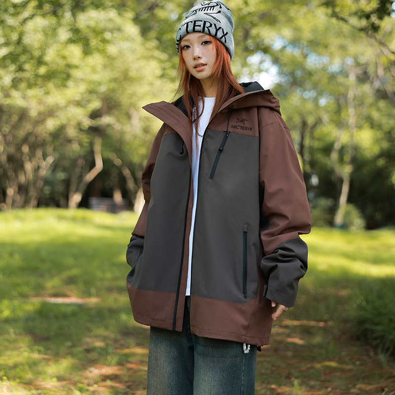 🛒购物价： p💰245     
ARC'TERYX/始祖鸟新款三合一摇粒绒冲锋衣外套，可脱卸加厚外套！！始祖鸟是做户外冲锋衣最专业的品牌，这款是三合一，可以搭配情侣穿了全都是今年的最新配色，实用性特别好，也是咱家的金字招牌之一上身特别好看，无论是颜值还是品质，我可以说，都是无敌最牛货！超级大气上档次！细节实拍，这种三合一冲锋衣很实用，一衣三穿，很暖和，防风保暖[呲牙]户外单层外套+摇粒绒里层，两件合二为一，可以穿成三种效果，这就是三合一的魅力！〰️1真心喜欢，真的超完美细节实拍品质的好坏看细节，真的无敌惊喜，不管是面料还是做工，绝对无敌！我都是自留好几件！送人都妥妥滴有面子没有这个好的形容了，面料绝对舒适！！！低调奢华有内涵，给一个大大的赞。外面是防水防风的冲锋衣，内里是柔软保暖的摇粒绒，可套在一起穿，也可分开穿。从秋天穿到冬天再从冬天穿到夏天，一年三季都可以穿。细节不必多介绍，实力冲锋衣工厂。必入必入必入！！
颜色：黑色，铁锈灰  绿色  棕色
尺码：M-4XL
          衣长     肩宽    胸围     建议体重
M       68         47       118   100－115
Ｌ       70       48.5      122   115－130
XL       72       50        126    130－145
2XL     74      51.5      130   145－160
3XL     76       53        134  160－180
4XL     78      54.5     138    180－195







