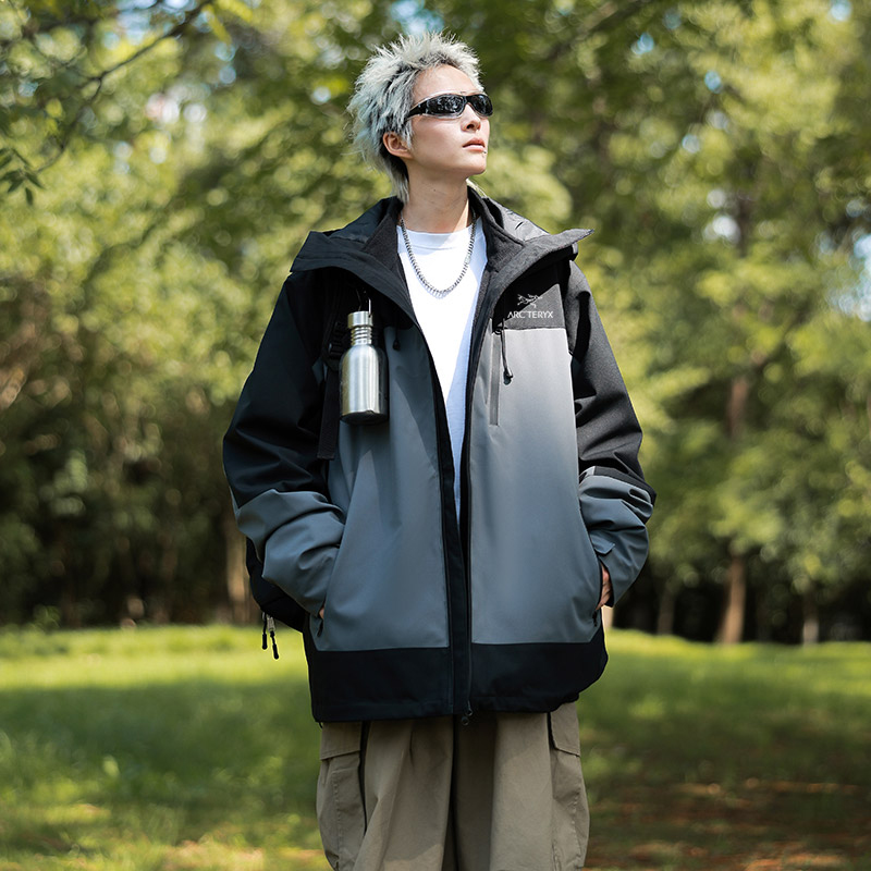 🛒购物价： p💰245     
ARC'TERYX/始祖鸟新款三合一摇粒绒冲锋衣外套，可脱卸加厚外套！！始祖鸟是做户外冲锋衣最专业的品牌，这款是三合一，可以搭配情侣穿了全都是今年的最新配色，实用性特别好，也是咱家的金字招牌之一上身特别好看，无论是颜值还是品质，我可以说，都是无敌最牛货！超级大气上档次！细节实拍，这种三合一冲锋衣很实用，一衣三穿，很暖和，防风保暖[呲牙]户外单层外套+摇粒绒里层，两件合二为一，可以穿成三种效果，这就是三合一的魅力！〰️1真心喜欢，真的超完美细节实拍品质的好坏看细节，真的无敌惊喜，不管是面料还是做工，绝对无敌！我都是自留好几件！送人都妥妥滴有面子没有这个好的形容了，面料绝对舒适！！！低调奢华有内涵，给一个大大的赞。外面是防水防风的冲锋衣，内里是柔软保暖的摇粒绒，可套在一起穿，也可分开穿。从秋天穿到冬天再从冬天穿到夏天，一年三季都可以穿。细节不必多介绍，实力冲锋衣工厂。必入必入必入！！
颜色：黑色，铁锈灰  绿色  棕色
尺码：M-4XL
          衣长     肩宽    胸围     建议体重
M       68         47       118   100－115
Ｌ       70       48.5      122   115－130
XL       72       50        126    130－145
2XL     74      51.5      130   145－160
3XL     76       53        134  160－180
4XL     78      54.5     138    180－195







