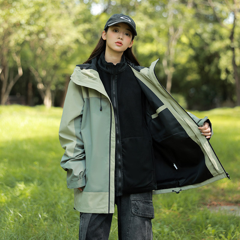 🛒购物价： p💰245     
ARC'TERYX/始祖鸟新款三合一摇粒绒冲锋衣外套，可脱卸加厚外套！！始祖鸟是做户外冲锋衣最专业的品牌，这款是三合一，可以搭配情侣穿了全都是今年的最新配色，实用性特别好，也是咱家的金字招牌之一上身特别好看，无论是颜值还是品质，我可以说，都是无敌最牛货！超级大气上档次！细节实拍，这种三合一冲锋衣很实用，一衣三穿，很暖和，防风保暖[呲牙]户外单层外套+摇粒绒里层，两件合二为一，可以穿成三种效果，这就是三合一的魅力！〰️1真心喜欢，真的超完美细节实拍品质的好坏看细节，真的无敌惊喜，不管是面料还是做工，绝对无敌！我都是自留好几件！送人都妥妥滴有面子没有这个好的形容了，面料绝对舒适！！！低调奢华有内涵，给一个大大的赞。外面是防水防风的冲锋衣，内里是柔软保暖的摇粒绒，可套在一起穿，也可分开穿。从秋天穿到冬天再从冬天穿到夏天，一年三季都可以穿。细节不必多介绍，实力冲锋衣工厂。必入必入必入！！
颜色：黑色，铁锈灰  绿色  棕色
尺码：M-4XL
          衣长     肩宽    胸围     建议体重
M       68         47       118   100－115
Ｌ       70       48.5      122   115－130
XL       72       50        126    130－145
2XL     74      51.5      130   145－160
3XL     76       53        134  160－180
4XL     78      54.5     138    180－195







