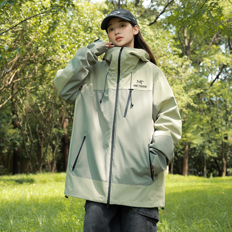 🛒购物价： p💰245     
ARC'TERYX/始祖鸟新款三合一摇粒绒冲锋衣外套，可脱卸加厚外套！！始祖鸟是做户外冲锋衣最专业的品牌，这款是三合一，可以搭配情侣穿了全都是今年的最新配色，实用性特别好，也是咱家的金字招牌之一上身特别好看，无论是颜值还是品质，我可以说，都是无敌最牛货！超级大气上档次！细节实拍，这种三合一冲锋衣很实用，一衣三穿，很暖和，防风保暖[呲牙]户外单层外套+摇粒绒里层，两件合二为一，可以穿成三种效果，这就是三合一的魅力！〰️1真心喜欢，真的超完美细节实拍品质的好坏看细节，真的无敌惊喜，不管是面料还是做工，绝对无敌！我都是自留好几件！送人都妥妥滴有面子没有这个好的形容了，面料绝对舒适！！！低调奢华有内涵，给一个大大的赞。外面是防水防风的冲锋衣，内里是柔软保暖的摇粒绒，可套在一起穿，也可分开穿。从秋天穿到冬天再从冬天穿到夏天，一年三季都可以穿。细节不必多介绍，实力冲锋衣工厂。必入必入必入！！
颜色：黑色，铁锈灰  绿色  棕色
尺码：M-4XL
          衣长     肩宽    胸围     建议体重
M       68         47       118   100－115
Ｌ       70       48.5      122   115－130
XL       72       50        126    130－145
2XL     74      51.5      130   145－160
3XL     76       53        134  160－180
4XL     78      54.5     138    180－195







