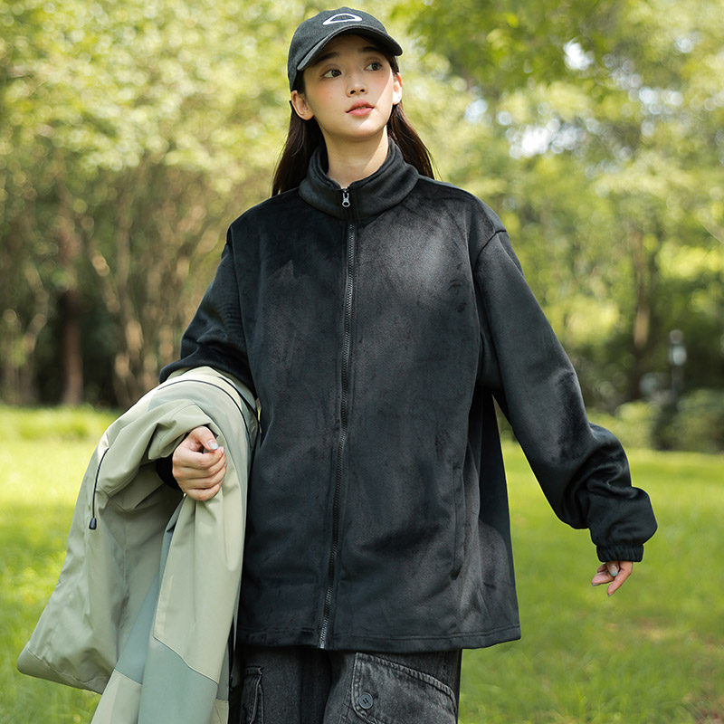 🛒购物价： p💰245     
ARC'TERYX/始祖鸟新款三合一摇粒绒冲锋衣外套，可脱卸加厚外套！！始祖鸟是做户外冲锋衣最专业的品牌，这款是三合一，可以搭配情侣穿了全都是今年的最新配色，实用性特别好，也是咱家的金字招牌之一上身特别好看，无论是颜值还是品质，我可以说，都是无敌最牛货！超级大气上档次！细节实拍，这种三合一冲锋衣很实用，一衣三穿，很暖和，防风保暖[呲牙]户外单层外套+摇粒绒里层，两件合二为一，可以穿成三种效果，这就是三合一的魅力！〰️1真心喜欢，真的超完美细节实拍品质的好坏看细节，真的无敌惊喜，不管是面料还是做工，绝对无敌！我都是自留好几件！送人都妥妥滴有面子没有这个好的形容了，面料绝对舒适！！！低调奢华有内涵，给一个大大的赞。外面是防水防风的冲锋衣，内里是柔软保暖的摇粒绒，可套在一起穿，也可分开穿。从秋天穿到冬天再从冬天穿到夏天，一年三季都可以穿。细节不必多介绍，实力冲锋衣工厂。必入必入必入！！
颜色：黑色，铁锈灰  绿色  棕色
尺码：M-4XL
          衣长     肩宽    胸围     建议体重
M       68         47       118   100－115
Ｌ       70       48.5      122   115－130
XL       72       50        126    130－145
2XL     74      51.5      130   145－160
3XL     76       53        134  160－180
4XL     78      54.5     138    180－195







