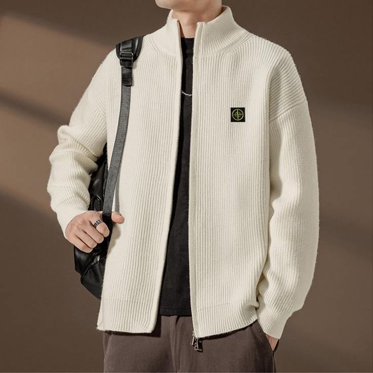 🛒购物价： 💰180   Stone Island/石头岛开衫针织衫毛衣 
      这款真的火啊 各大明星博主都在穿 看起来简简单单 上身真的不要太好看  标志性的logo格外亮眼 极简主义风格 慵懒随性 高级又时尚 百搭不挑人 质感软糯轻盈  男女同款 毛衣的厉害之处就是穿法多，常为内搭、外搭。每种穿法感觉都不一样，内搭的毛衣是冬季万能的内搭单品，外套搭风衣或羽绒服。单穿或外搭毛衣适合秋季或室内 推荐给所有人 这件一定要冲哇！

✅毛织材质舒适亲肤，厚薄度打底穿刚刚好，经典简约百搭男女情侣打底款毛衣，ZP购入原版制作，冬季搭配时髦凹造型的优选哟‼️ 

颜色：黑色  杏色  灰色
尺码：M-3XL
      胸围    衣长   袖长  
M     50      60       70  
L     52       62       71  
XL   54      64       72  
XXL  56     66      73  
3XL  58     68      74