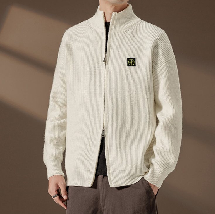 🛒购物价： 💰180   Stone Island/石头岛开衫针织衫毛衣 
      这款真的火啊 各大明星博主都在穿 看起来简简单单 上身真的不要太好看  标志性的logo格外亮眼 极简主义风格 慵懒随性 高级又时尚 百搭不挑人 质感软糯轻盈  男女同款 毛衣的厉害之处就是穿法多，常为内搭、外搭。每种穿法感觉都不一样，内搭的毛衣是冬季万能的内搭单品，外套搭风衣或羽绒服。单穿或外搭毛衣适合秋季或室内 推荐给所有人 这件一定要冲哇！

✅毛织材质舒适亲肤，厚薄度打底穿刚刚好，经典简约百搭男女情侣打底款毛衣，ZP购入原版制作，冬季搭配时髦凹造型的优选哟‼️ 

颜色：黑色  杏色  灰色
尺码：M-3XL
      胸围    衣长   袖长  
M     50      60       70  
L     52       62       71  
XL   54      64       72  
XXL  56     66      73  
3XL  58     68      74