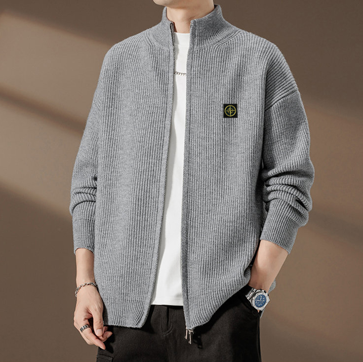 🛒购物价： 💰180   Stone Island/石头岛开衫针织衫毛衣 
      这款真的火啊 各大明星博主都在穿 看起来简简单单 上身真的不要太好看  标志性的logo格外亮眼 极简主义风格 慵懒随性 高级又时尚 百搭不挑人 质感软糯轻盈  男女同款 毛衣的厉害之处就是穿法多，常为内搭、外搭。每种穿法感觉都不一样，内搭的毛衣是冬季万能的内搭单品，外套搭风衣或羽绒服。单穿或外搭毛衣适合秋季或室内 推荐给所有人 这件一定要冲哇！

✅毛织材质舒适亲肤，厚薄度打底穿刚刚好，经典简约百搭男女情侣打底款毛衣，ZP购入原版制作，冬季搭配时髦凹造型的优选哟‼️ 

颜色：黑色  杏色  灰色
尺码：M-3XL
      胸围    衣长   袖长  
M     50      60       70  
L     52       62       71  
XL   54      64       72  
XXL  56     66      73  
3XL  58     68      74