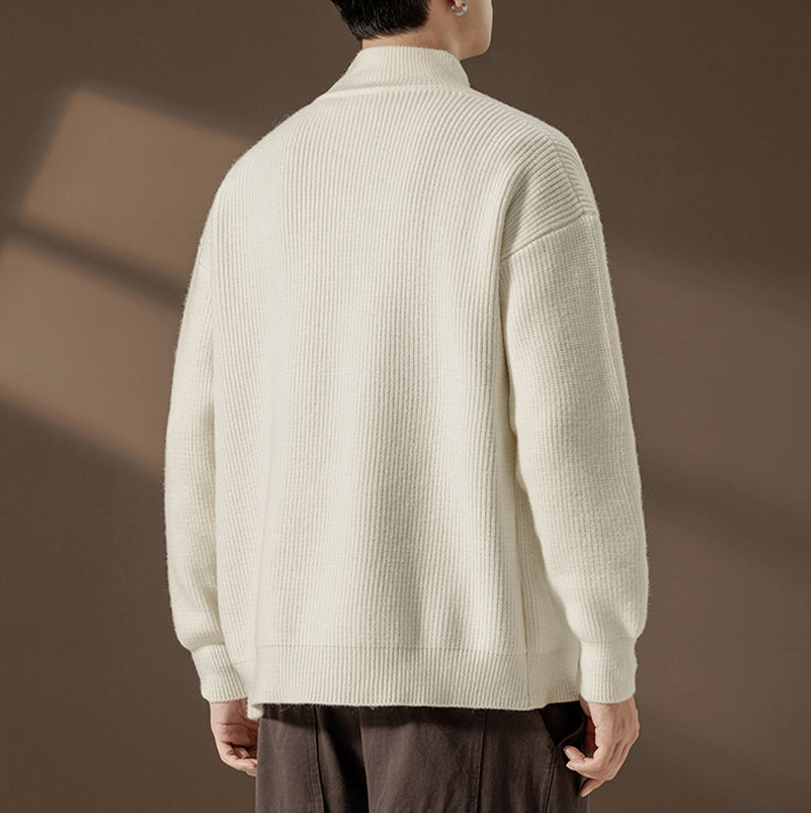 🛒购物价： 💰180   Stone Island/石头岛开衫针织衫毛衣 
      这款真的火啊 各大明星博主都在穿 看起来简简单单 上身真的不要太好看  标志性的logo格外亮眼 极简主义风格 慵懒随性 高级又时尚 百搭不挑人 质感软糯轻盈  男女同款 毛衣的厉害之处就是穿法多，常为内搭、外搭。每种穿法感觉都不一样，内搭的毛衣是冬季万能的内搭单品，外套搭风衣或羽绒服。单穿或外搭毛衣适合秋季或室内 推荐给所有人 这件一定要冲哇！

✅毛织材质舒适亲肤，厚薄度打底穿刚刚好，经典简约百搭男女情侣打底款毛衣，ZP购入原版制作，冬季搭配时髦凹造型的优选哟‼️ 

颜色：黑色  杏色  灰色
尺码：M-3XL
      胸围    衣长   袖长  
M     50      60       70  
L     52       62       71  
XL   54      64       72  
XXL  56     66      73  
3XL  58     68      74