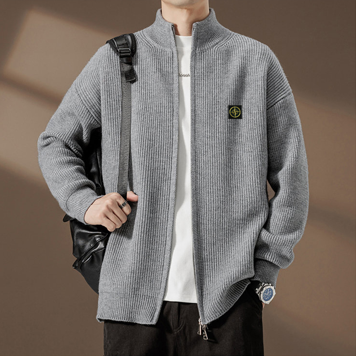 🛒购物价： 💰180   Stone Island/石头岛开衫针织衫毛衣 
      这款真的火啊 各大明星博主都在穿 看起来简简单单 上身真的不要太好看  标志性的logo格外亮眼 极简主义风格 慵懒随性 高级又时尚 百搭不挑人 质感软糯轻盈  男女同款 毛衣的厉害之处就是穿法多，常为内搭、外搭。每种穿法感觉都不一样，内搭的毛衣是冬季万能的内搭单品，外套搭风衣或羽绒服。单穿或外搭毛衣适合秋季或室内 推荐给所有人 这件一定要冲哇！

✅毛织材质舒适亲肤，厚薄度打底穿刚刚好，经典简约百搭男女情侣打底款毛衣，ZP购入原版制作，冬季搭配时髦凹造型的优选哟‼️ 

颜色：黑色  杏色  灰色
尺码：M-3XL
      胸围    衣长   袖长  
M     50      60       70  
L     52       62       71  
XL   54      64       72  
XXL  56     66      73  
3XL  58     68      74