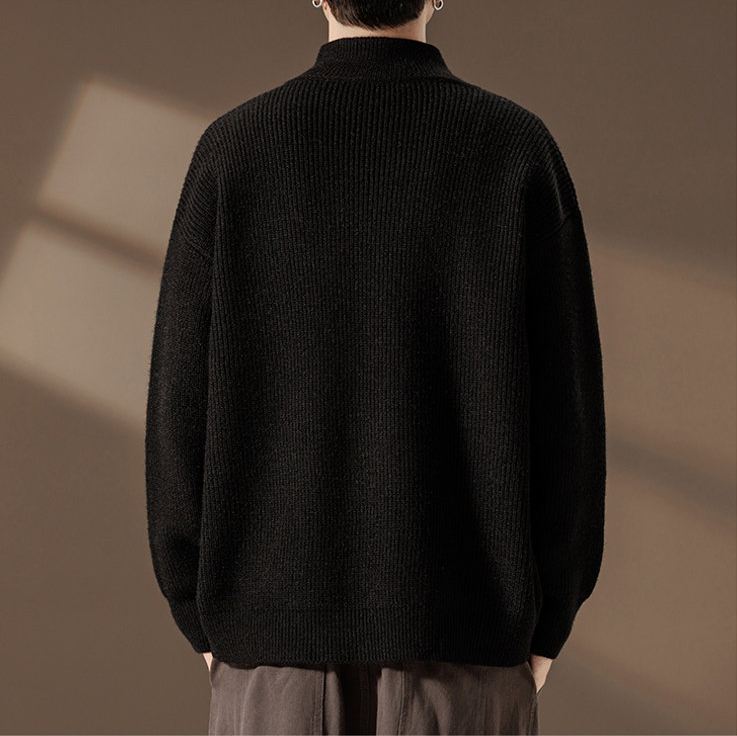 🛒购物价： 💰180   Stone Island/石头岛开衫针织衫毛衣 
      这款真的火啊 各大明星博主都在穿 看起来简简单单 上身真的不要太好看  标志性的logo格外亮眼 极简主义风格 慵懒随性 高级又时尚 百搭不挑人 质感软糯轻盈  男女同款 毛衣的厉害之处就是穿法多，常为内搭、外搭。每种穿法感觉都不一样，内搭的毛衣是冬季万能的内搭单品，外套搭风衣或羽绒服。单穿或外搭毛衣适合秋季或室内 推荐给所有人 这件一定要冲哇！

✅毛织材质舒适亲肤，厚薄度打底穿刚刚好，经典简约百搭男女情侣打底款毛衣，ZP购入原版制作，冬季搭配时髦凹造型的优选哟‼️ 

颜色：黑色  杏色  灰色
尺码：M-3XL
      胸围    衣长   袖长  
M     50      60       70  
L     52       62       71  
XL   54      64       72  
XXL  56     66      73  
3XL  58     68      74