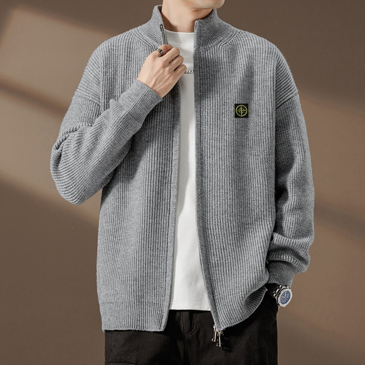 🛒购物价： 💰180   Stone Island/石头岛开衫针织衫毛衣 
      这款真的火啊 各大明星博主都在穿 看起来简简单单 上身真的不要太好看  标志性的logo格外亮眼 极简主义风格 慵懒随性 高级又时尚 百搭不挑人 质感软糯轻盈  男女同款 毛衣的厉害之处就是穿法多，常为内搭、外搭。每种穿法感觉都不一样，内搭的毛衣是冬季万能的内搭单品，外套搭风衣或羽绒服。单穿或外搭毛衣适合秋季或室内 推荐给所有人 这件一定要冲哇！

✅毛织材质舒适亲肤，厚薄度打底穿刚刚好，经典简约百搭男女情侣打底款毛衣，ZP购入原版制作，冬季搭配时髦凹造型的优选哟‼️ 

颜色：黑色  杏色  灰色
尺码：M-3XL
      胸围    衣长   袖长  
M     50      60       70  
L     52       62       71  
XL   54      64       72  
XXL  56     66      73  
3XL  58     68      74