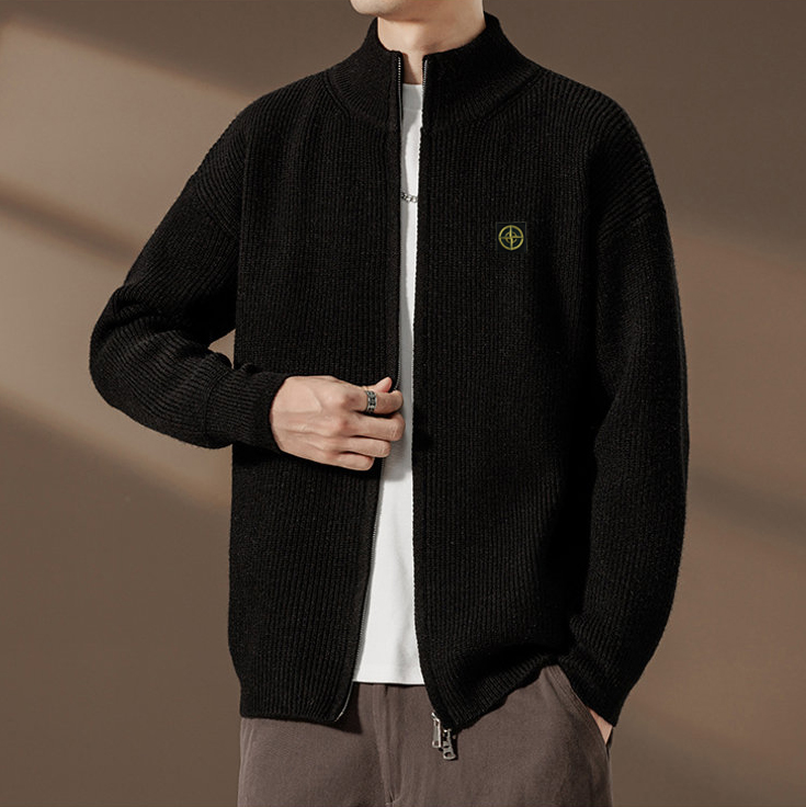 🛒购物价： 💰180   Stone Island/石头岛开衫针织衫毛衣 
      这款真的火啊 各大明星博主都在穿 看起来简简单单 上身真的不要太好看  标志性的logo格外亮眼 极简主义风格 慵懒随性 高级又时尚 百搭不挑人 质感软糯轻盈  男女同款 毛衣的厉害之处就是穿法多，常为内搭、外搭。每种穿法感觉都不一样，内搭的毛衣是冬季万能的内搭单品，外套搭风衣或羽绒服。单穿或外搭毛衣适合秋季或室内 推荐给所有人 这件一定要冲哇！

✅毛织材质舒适亲肤，厚薄度打底穿刚刚好，经典简约百搭男女情侣打底款毛衣，ZP购入原版制作，冬季搭配时髦凹造型的优选哟‼️ 

颜色：黑色  杏色  灰色
尺码：M-3XL
      胸围    衣长   袖长  
M     50      60       70  
L     52       62       71  
XL   54      64       72  
XXL  56     66      73  
3XL  58     68      74