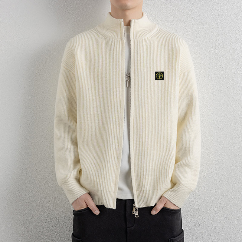 🛒购物价： 💰180   Stone Island/石头岛开衫针织衫毛衣 
      这款真的火啊 各大明星博主都在穿 看起来简简单单 上身真的不要太好看  标志性的logo格外亮眼 极简主义风格 慵懒随性 高级又时尚 百搭不挑人 质感软糯轻盈  男女同款 毛衣的厉害之处就是穿法多，常为内搭、外搭。每种穿法感觉都不一样，内搭的毛衣是冬季万能的内搭单品，外套搭风衣或羽绒服。单穿或外搭毛衣适合秋季或室内 推荐给所有人 这件一定要冲哇！

✅毛织材质舒适亲肤，厚薄度打底穿刚刚好，经典简约百搭男女情侣打底款毛衣，ZP购入原版制作，冬季搭配时髦凹造型的优选哟‼️ 

颜色：黑色  杏色  灰色
尺码：M-3XL
      胸围    衣长   袖长  
M     50      60       70  
L     52       62       71  
XL   54      64       72  
XXL  56     66      73  
3XL  58     68      74