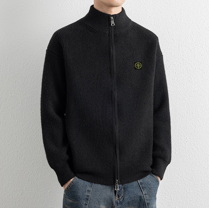 🛒购物价： 💰180   Stone Island/石头岛开衫针织衫毛衣 
      这款真的火啊 各大明星博主都在穿 看起来简简单单 上身真的不要太好看  标志性的logo格外亮眼 极简主义风格 慵懒随性 高级又时尚 百搭不挑人 质感软糯轻盈  男女同款 毛衣的厉害之处就是穿法多，常为内搭、外搭。每种穿法感觉都不一样，内搭的毛衣是冬季万能的内搭单品，外套搭风衣或羽绒服。单穿或外搭毛衣适合秋季或室内 推荐给所有人 这件一定要冲哇！

✅毛织材质舒适亲肤，厚薄度打底穿刚刚好，经典简约百搭男女情侣打底款毛衣，ZP购入原版制作，冬季搭配时髦凹造型的优选哟‼️ 

颜色：黑色  杏色  灰色
尺码：M-3XL
      胸围    衣长   袖长  
M     50      60       70  
L     52       62       71  
XL   54      64       72  
XXL  56     66      73  
3XL  58     68      74