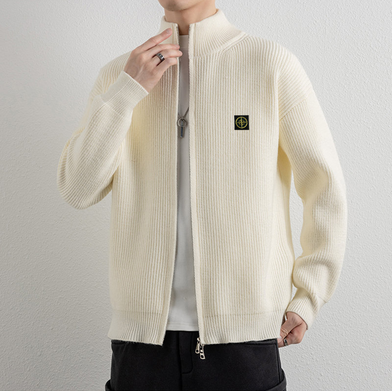 🛒购物价： 💰180   Stone Island/石头岛开衫针织衫毛衣 
      这款真的火啊 各大明星博主都在穿 看起来简简单单 上身真的不要太好看  标志性的logo格外亮眼 极简主义风格 慵懒随性 高级又时尚 百搭不挑人 质感软糯轻盈  男女同款 毛衣的厉害之处就是穿法多，常为内搭、外搭。每种穿法感觉都不一样，内搭的毛衣是冬季万能的内搭单品，外套搭风衣或羽绒服。单穿或外搭毛衣适合秋季或室内 推荐给所有人 这件一定要冲哇！

✅毛织材质舒适亲肤，厚薄度打底穿刚刚好，经典简约百搭男女情侣打底款毛衣，ZP购入原版制作，冬季搭配时髦凹造型的优选哟‼️ 

颜色：黑色  杏色  灰色
尺码：M-3XL
      胸围    衣长   袖长  
M     50      60       70  
L     52       62       71  
XL   54      64       72  
XXL  56     66      73  
3XL  58     68      74