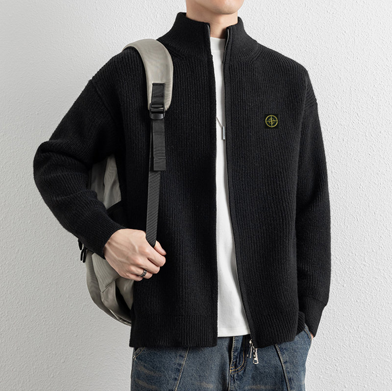 🛒购物价： 💰180   Stone Island/石头岛开衫针织衫毛衣 
      这款真的火啊 各大明星博主都在穿 看起来简简单单 上身真的不要太好看  标志性的logo格外亮眼 极简主义风格 慵懒随性 高级又时尚 百搭不挑人 质感软糯轻盈  男女同款 毛衣的厉害之处就是穿法多，常为内搭、外搭。每种穿法感觉都不一样，内搭的毛衣是冬季万能的内搭单品，外套搭风衣或羽绒服。单穿或外搭毛衣适合秋季或室内 推荐给所有人 这件一定要冲哇！

✅毛织材质舒适亲肤，厚薄度打底穿刚刚好，经典简约百搭男女情侣打底款毛衣，ZP购入原版制作，冬季搭配时髦凹造型的优选哟‼️ 

颜色：黑色  杏色  灰色
尺码：M-3XL
      胸围    衣长   袖长  
M     50      60       70  
L     52       62       71  
XL   54      64       72  
XXL  56     66      73  
3XL  58     68      74