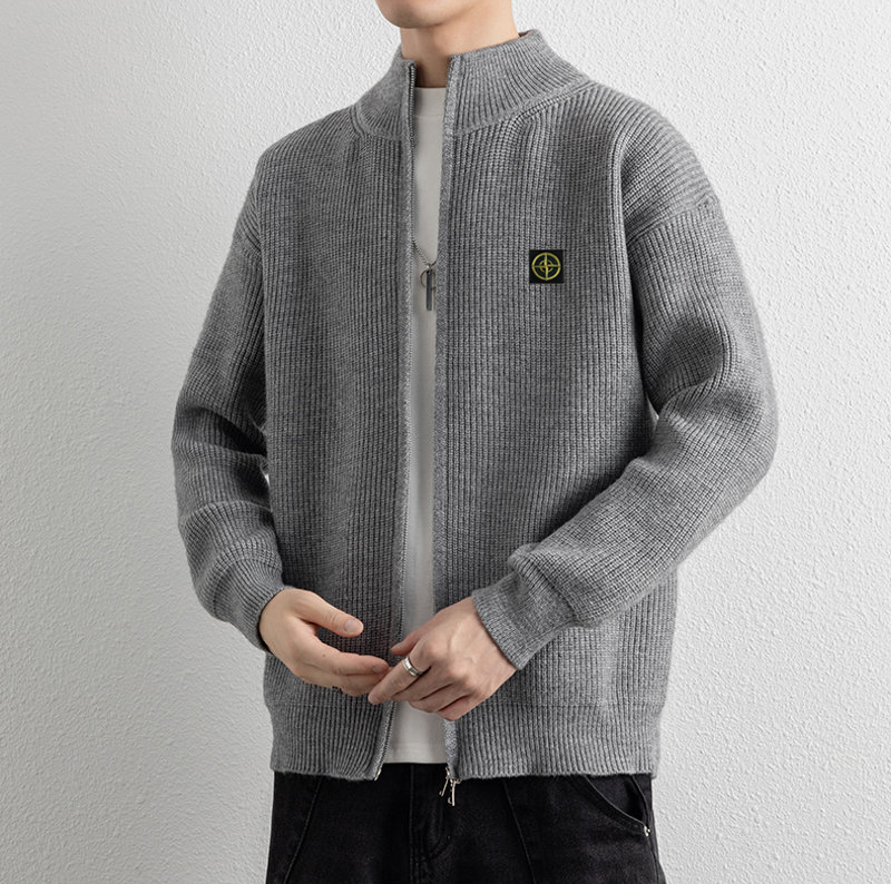 🛒购物价： 💰180   Stone Island/石头岛开衫针织衫毛衣 
      这款真的火啊 各大明星博主都在穿 看起来简简单单 上身真的不要太好看  标志性的logo格外亮眼 极简主义风格 慵懒随性 高级又时尚 百搭不挑人 质感软糯轻盈  男女同款 毛衣的厉害之处就是穿法多，常为内搭、外搭。每种穿法感觉都不一样，内搭的毛衣是冬季万能的内搭单品，外套搭风衣或羽绒服。单穿或外搭毛衣适合秋季或室内 推荐给所有人 这件一定要冲哇！

✅毛织材质舒适亲肤，厚薄度打底穿刚刚好，经典简约百搭男女情侣打底款毛衣，ZP购入原版制作，冬季搭配时髦凹造型的优选哟‼️ 

颜色：黑色  杏色  灰色
尺码：M-3XL
      胸围    衣长   袖长  
M     50      60       70  
L     52       62       71  
XL   54      64       72  
XXL  56     66      73  
3XL  58     68      74