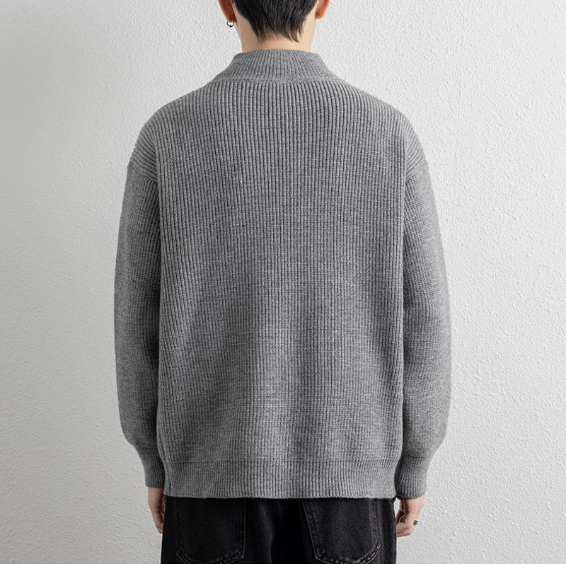 🛒购物价： 💰180   Stone Island/石头岛开衫针织衫毛衣 
      这款真的火啊 各大明星博主都在穿 看起来简简单单 上身真的不要太好看  标志性的logo格外亮眼 极简主义风格 慵懒随性 高级又时尚 百搭不挑人 质感软糯轻盈  男女同款 毛衣的厉害之处就是穿法多，常为内搭、外搭。每种穿法感觉都不一样，内搭的毛衣是冬季万能的内搭单品，外套搭风衣或羽绒服。单穿或外搭毛衣适合秋季或室内 推荐给所有人 这件一定要冲哇！

✅毛织材质舒适亲肤，厚薄度打底穿刚刚好，经典简约百搭男女情侣打底款毛衣，ZP购入原版制作，冬季搭配时髦凹造型的优选哟‼️ 

颜色：黑色  杏色  灰色
尺码：M-3XL
      胸围    衣长   袖长  
M     50      60       70  
L     52       62       71  
XL   54      64       72  
XXL  56     66      73  
3XL  58     68      74