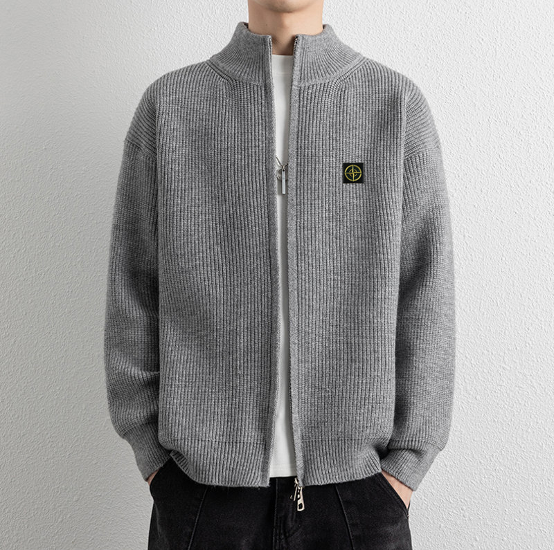 🛒购物价： 💰180   Stone Island/石头岛开衫针织衫毛衣 
      这款真的火啊 各大明星博主都在穿 看起来简简单单 上身真的不要太好看  标志性的logo格外亮眼 极简主义风格 慵懒随性 高级又时尚 百搭不挑人 质感软糯轻盈  男女同款 毛衣的厉害之处就是穿法多，常为内搭、外搭。每种穿法感觉都不一样，内搭的毛衣是冬季万能的内搭单品，外套搭风衣或羽绒服。单穿或外搭毛衣适合秋季或室内 推荐给所有人 这件一定要冲哇！

✅毛织材质舒适亲肤，厚薄度打底穿刚刚好，经典简约百搭男女情侣打底款毛衣，ZP购入原版制作，冬季搭配时髦凹造型的优选哟‼️ 

颜色：黑色  杏色  灰色
尺码：M-3XL
      胸围    衣长   袖长  
M     50      60       70  
L     52       62       71  
XL   54      64       72  
XXL  56     66      73  
3XL  58     68      74