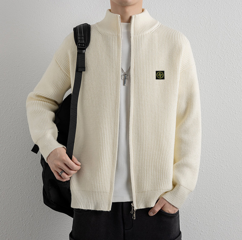 🛒购物价： 💰180   Stone Island/石头岛开衫针织衫毛衣 
      这款真的火啊 各大明星博主都在穿 看起来简简单单 上身真的不要太好看  标志性的logo格外亮眼 极简主义风格 慵懒随性 高级又时尚 百搭不挑人 质感软糯轻盈  男女同款 毛衣的厉害之处就是穿法多，常为内搭、外搭。每种穿法感觉都不一样，内搭的毛衣是冬季万能的内搭单品，外套搭风衣或羽绒服。单穿或外搭毛衣适合秋季或室内 推荐给所有人 这件一定要冲哇！

✅毛织材质舒适亲肤，厚薄度打底穿刚刚好，经典简约百搭男女情侣打底款毛衣，ZP购入原版制作，冬季搭配时髦凹造型的优选哟‼️ 

颜色：黑色  杏色  灰色
尺码：M-3XL
      胸围    衣长   袖长  
M     50      60       70  
L     52       62       71  
XL   54      64       72  
XXL  56     66      73  
3XL  58     68      74