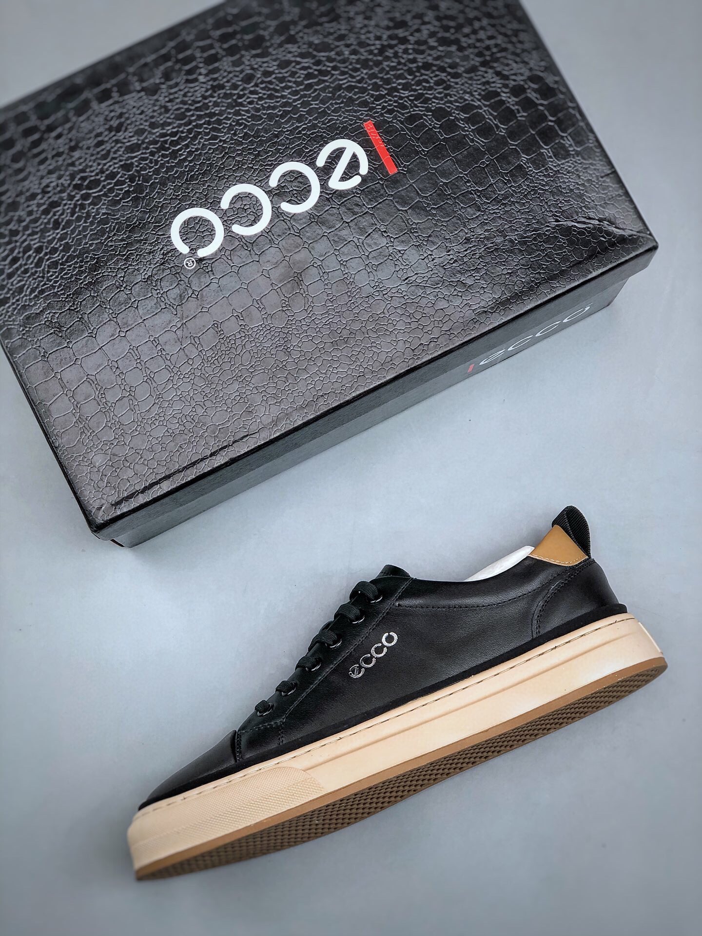 300 ECCO/爱步 广东订单品质 运动跑鞋/休闲鞋 官网同款 彩用进口皮牛材质 一比一复刻 采用独特ECCO家族制鞋工艺 鞋面走线清晰精整