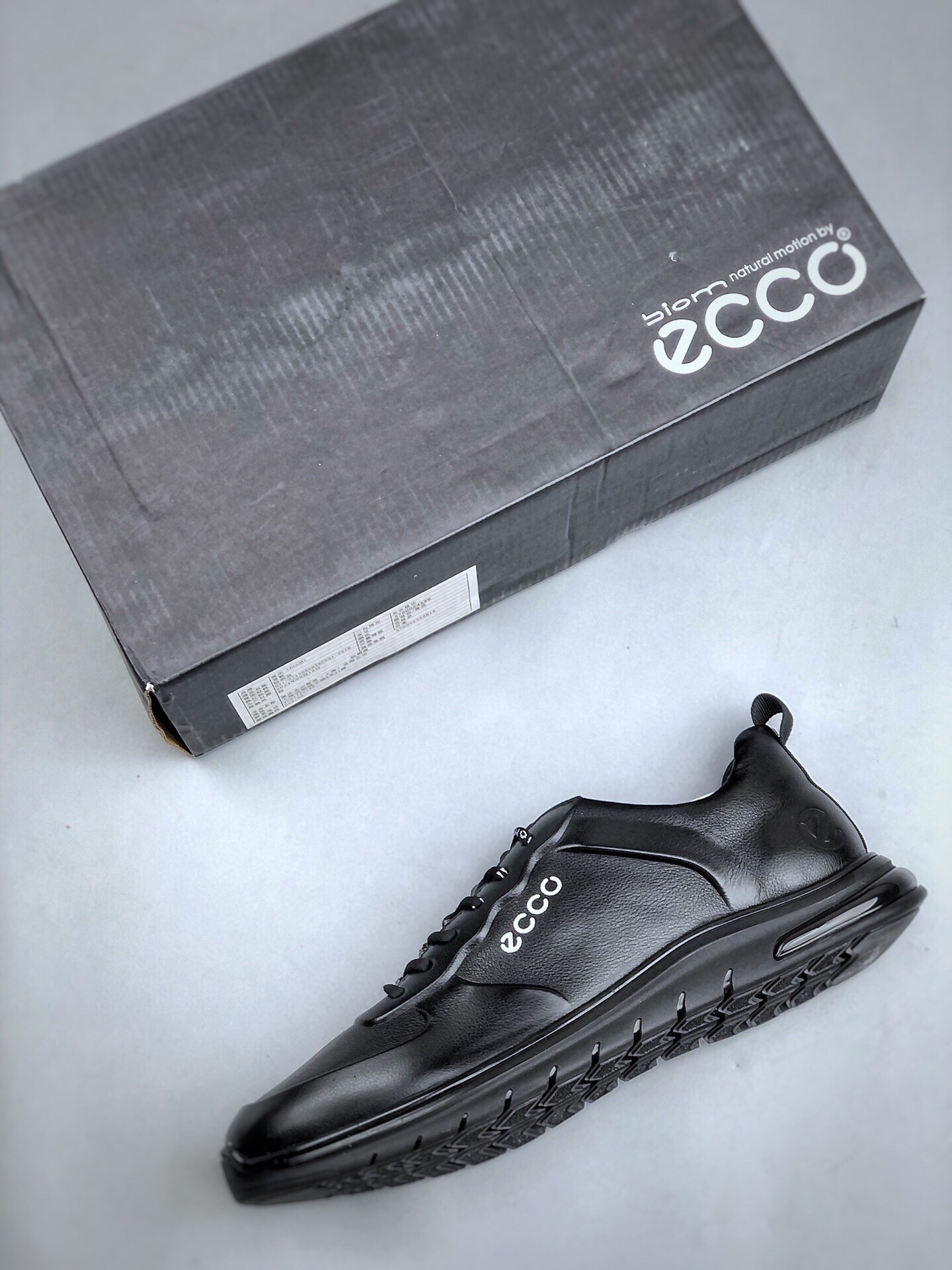 300 ECCO/爱步 早秋经典爆款 休闲运动跑鞋/休闲鞋 鞋面采用原厂进口头层牛皮 防滑耐磨橡胶大底