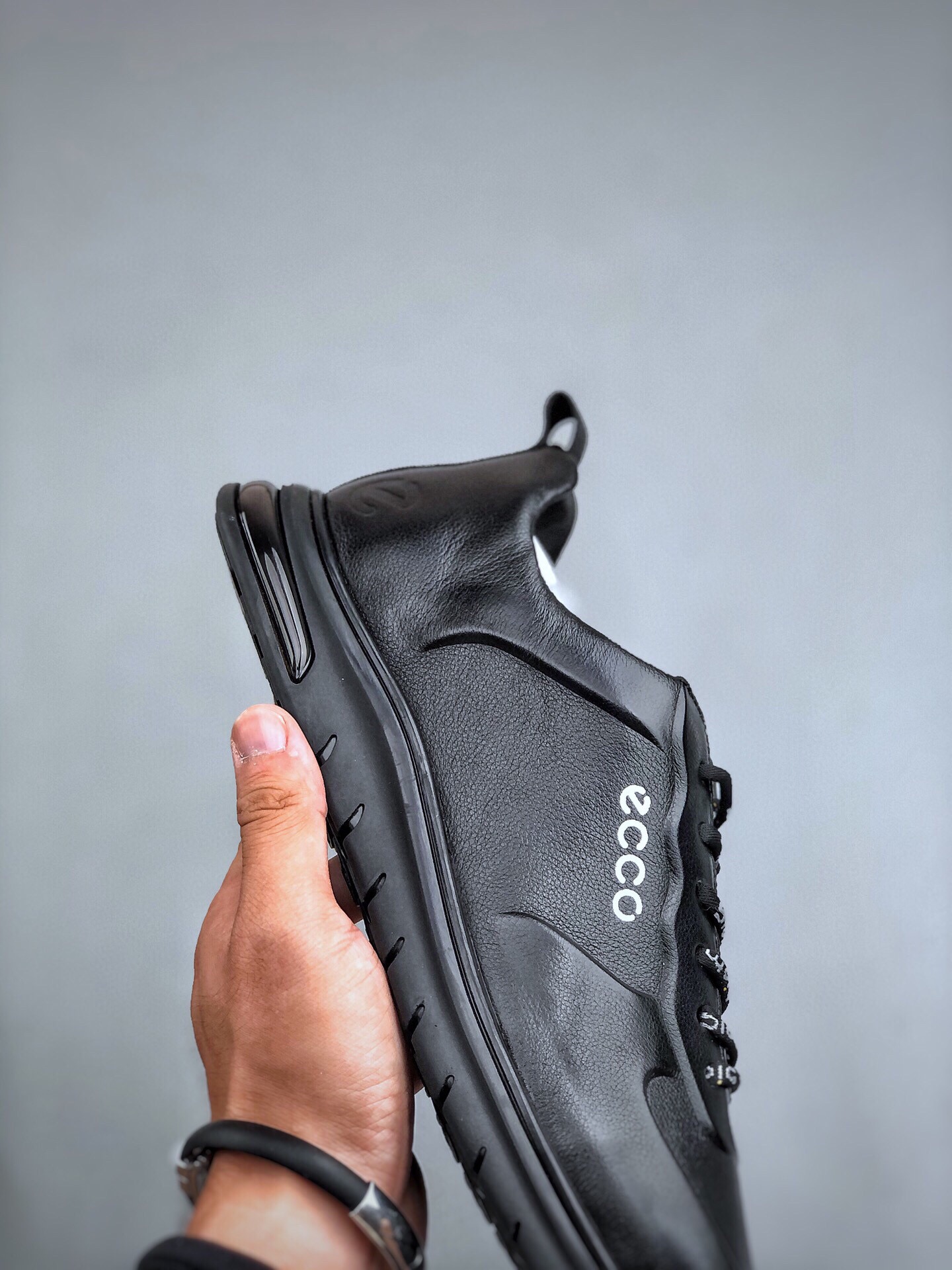 300 ECCO/爱步 早秋经典爆款 休闲运动跑鞋/休闲鞋 鞋面采用原厂进口头层牛皮 防滑耐磨橡胶大底