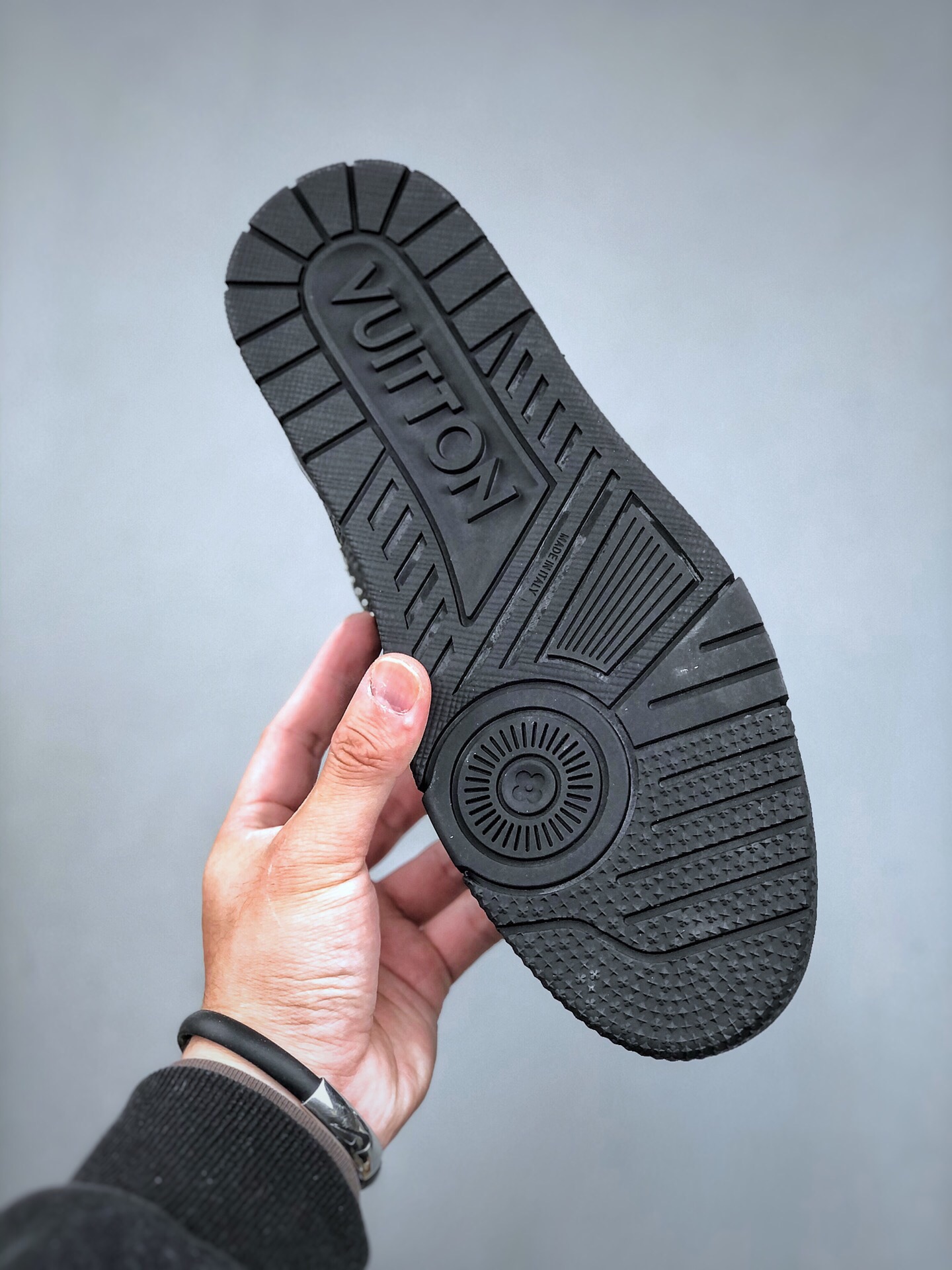 380 lv trainer 男士运动鞋出货，本款 lv trainer 运动鞋为粒面牛皮革渲染缤纷色调