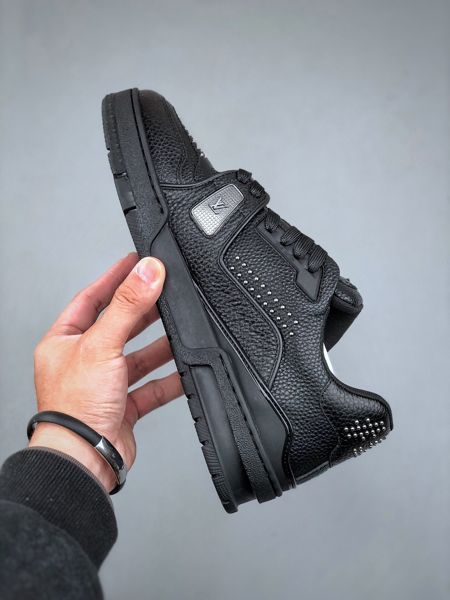 380 lv trainer 男士运动鞋出货，本款 lv trainer 运动鞋为粒面牛皮革渲染缤纷色调