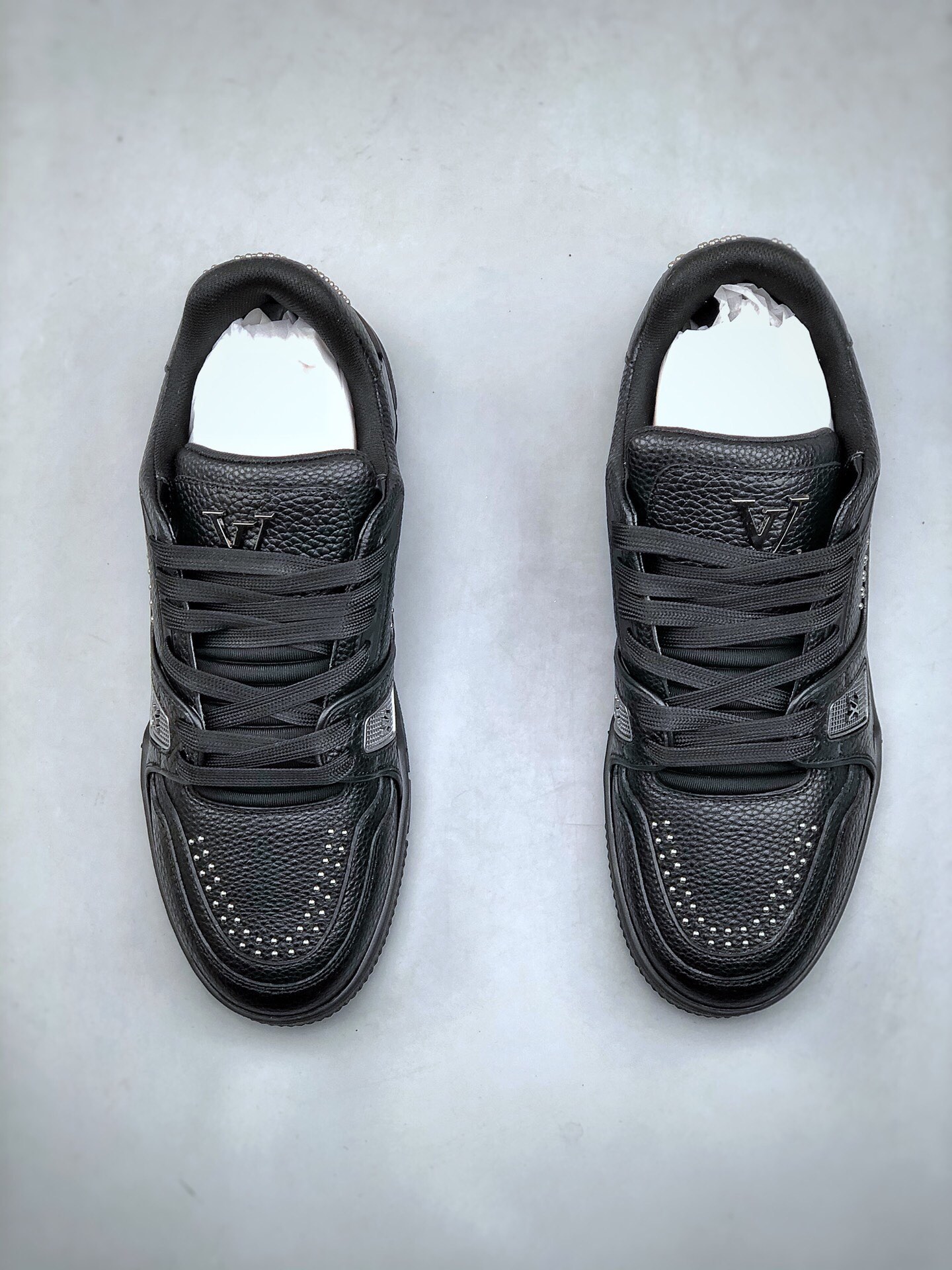 380 lv trainer 男士运动鞋出货，本款 lv trainer 运动鞋为粒面牛皮革渲染缤纷色调